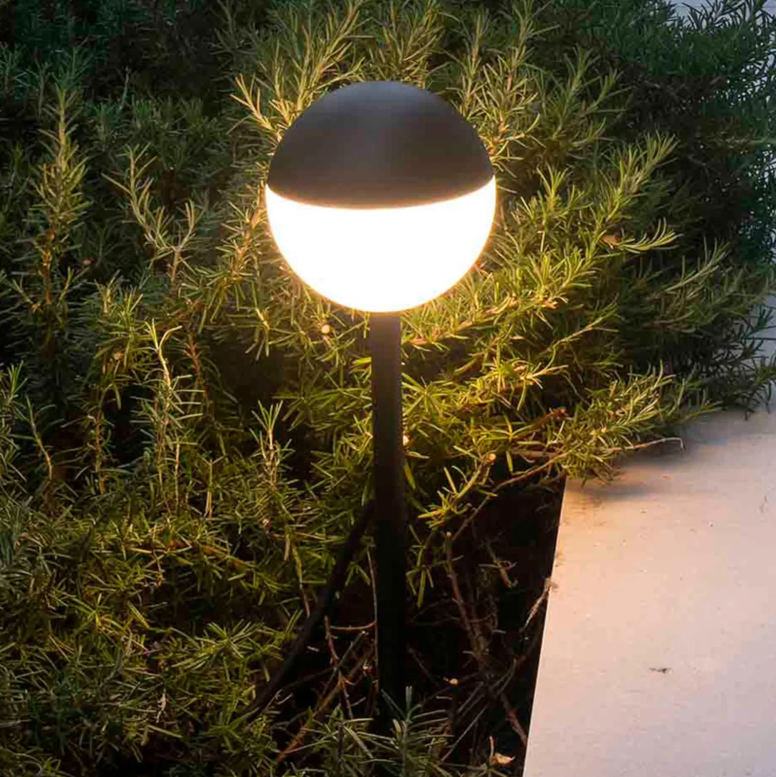 LED-pylväsvalaisin Piccola maapiikillä, musta