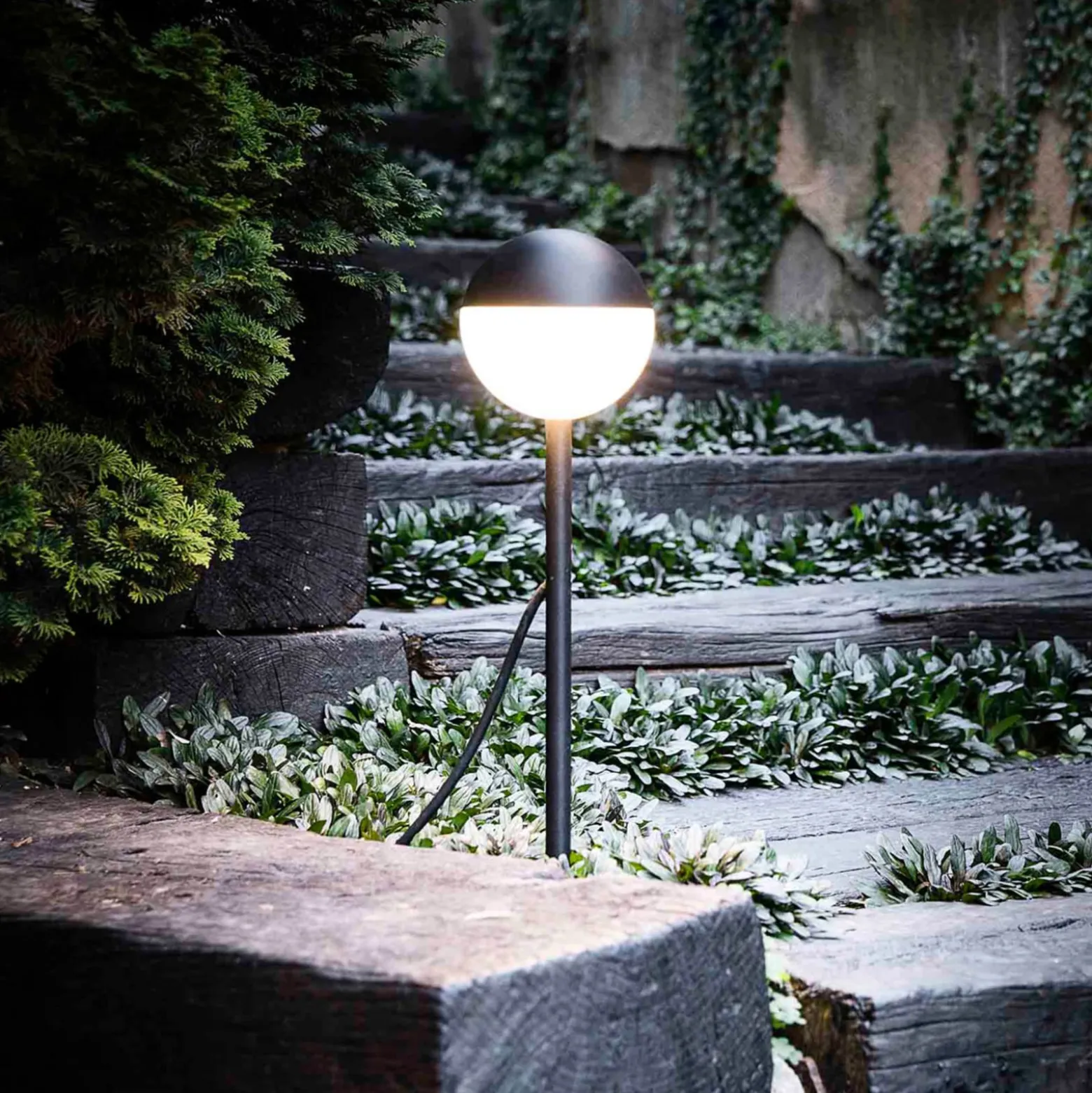 LED-pylväsvalaisin Piccola maapiikillä, musta