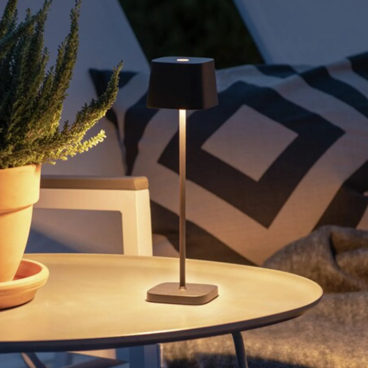 LED-pöytälamppu Capri-Mini ulkokäyttöön, musta