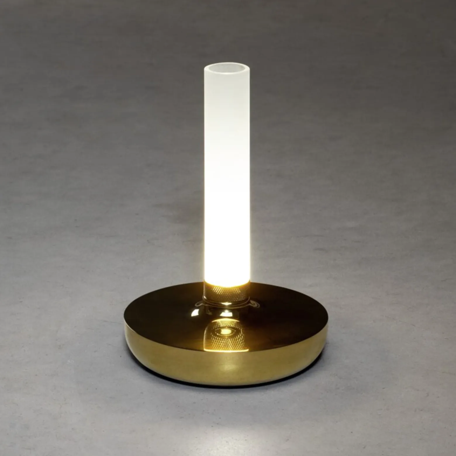 LED-pöytävalaisin Biarritz, IP54, akku, CCT, kulta