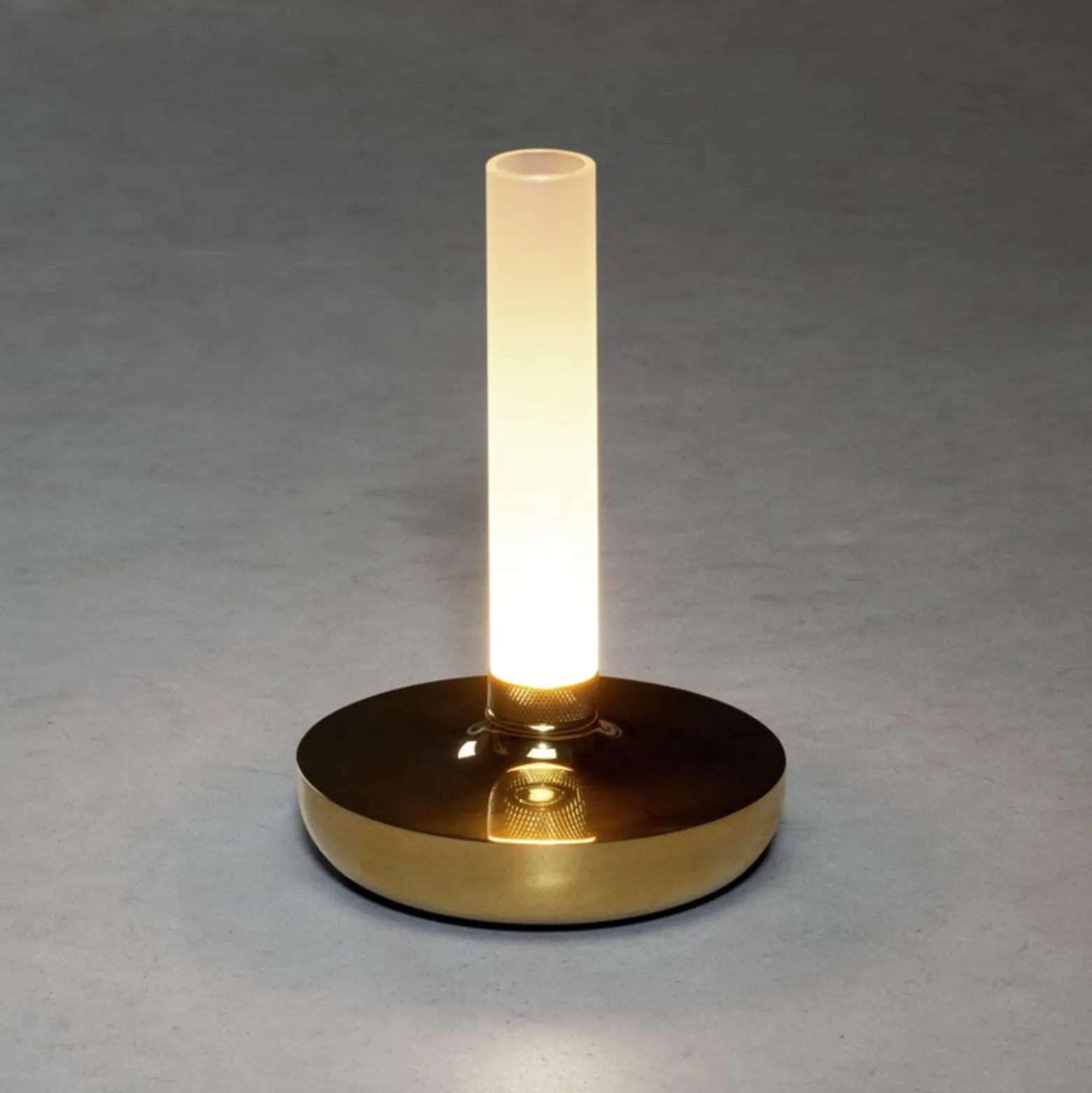 LED-pöytävalaisin Biarritz, IP54, akku, CCT, kulta