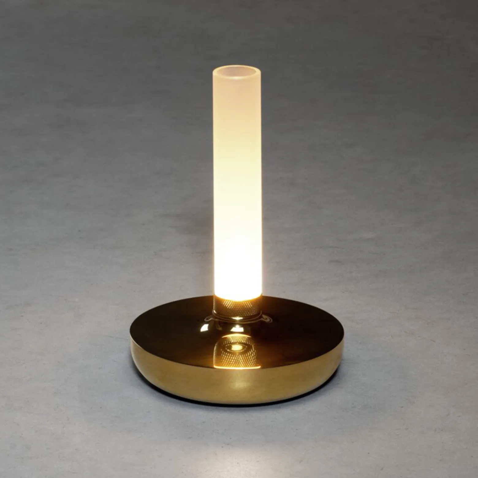 LED-pöytävalaisin Biarritz, IP54, akku, CCT, kulta