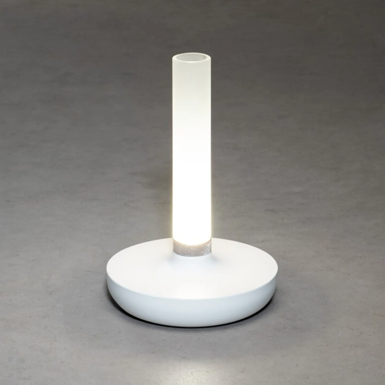 LED-pöytävalaisin Biarritz, IP54, akku, CCT, valk.