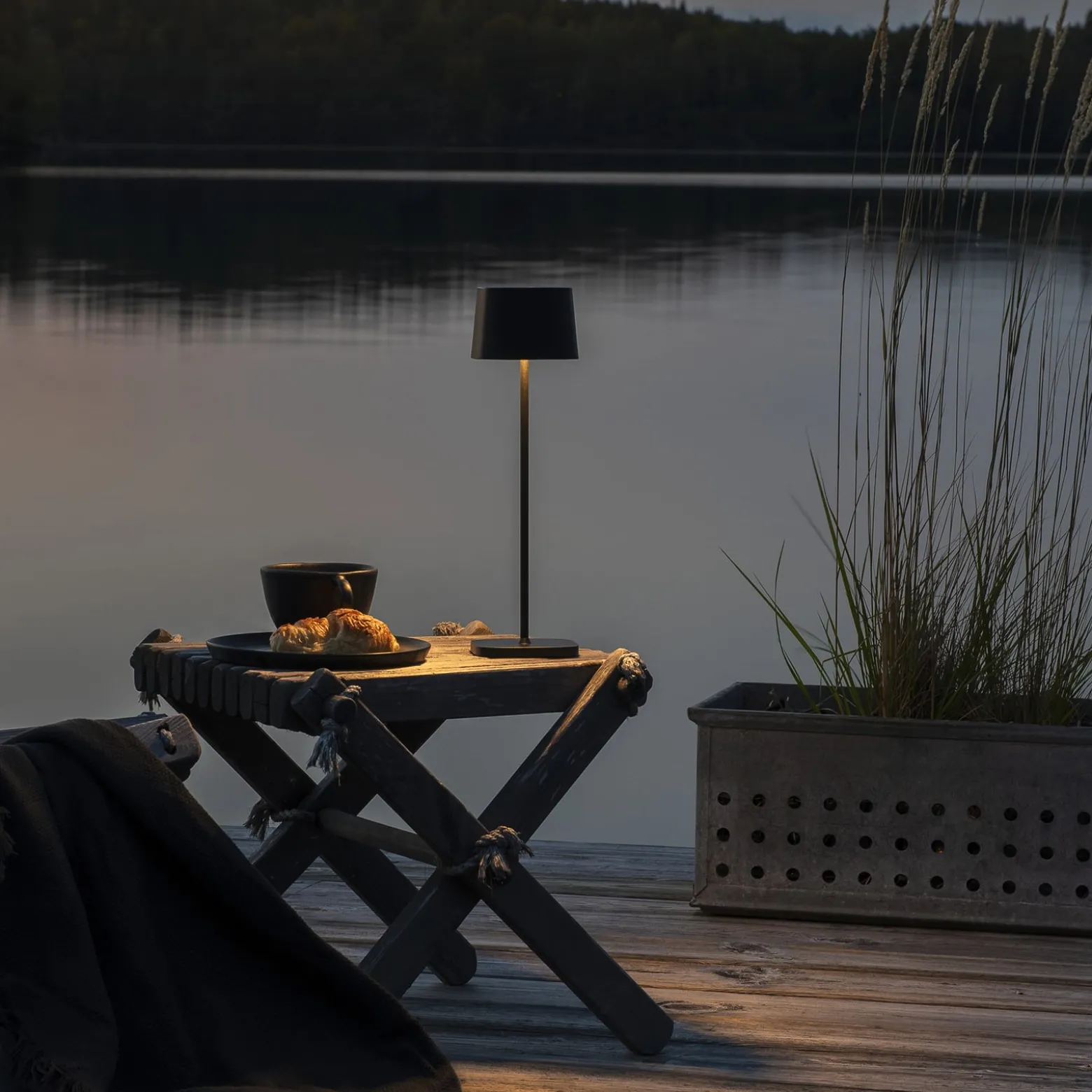 LED-pöytävalaisin Capri ulkokäyttöön, musta