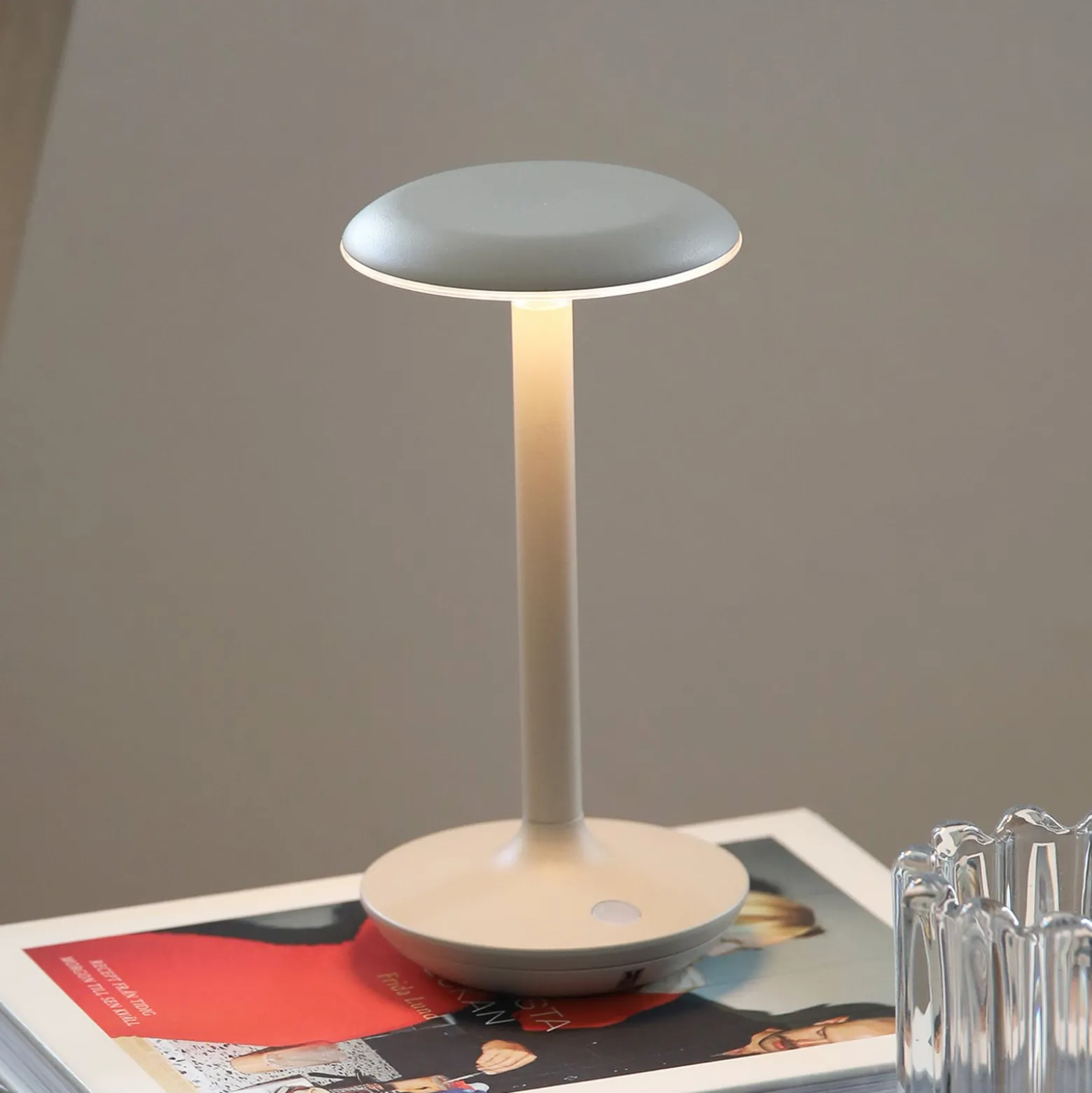 LED-pöytävalaisin Petit, greige, alumiini, IP44