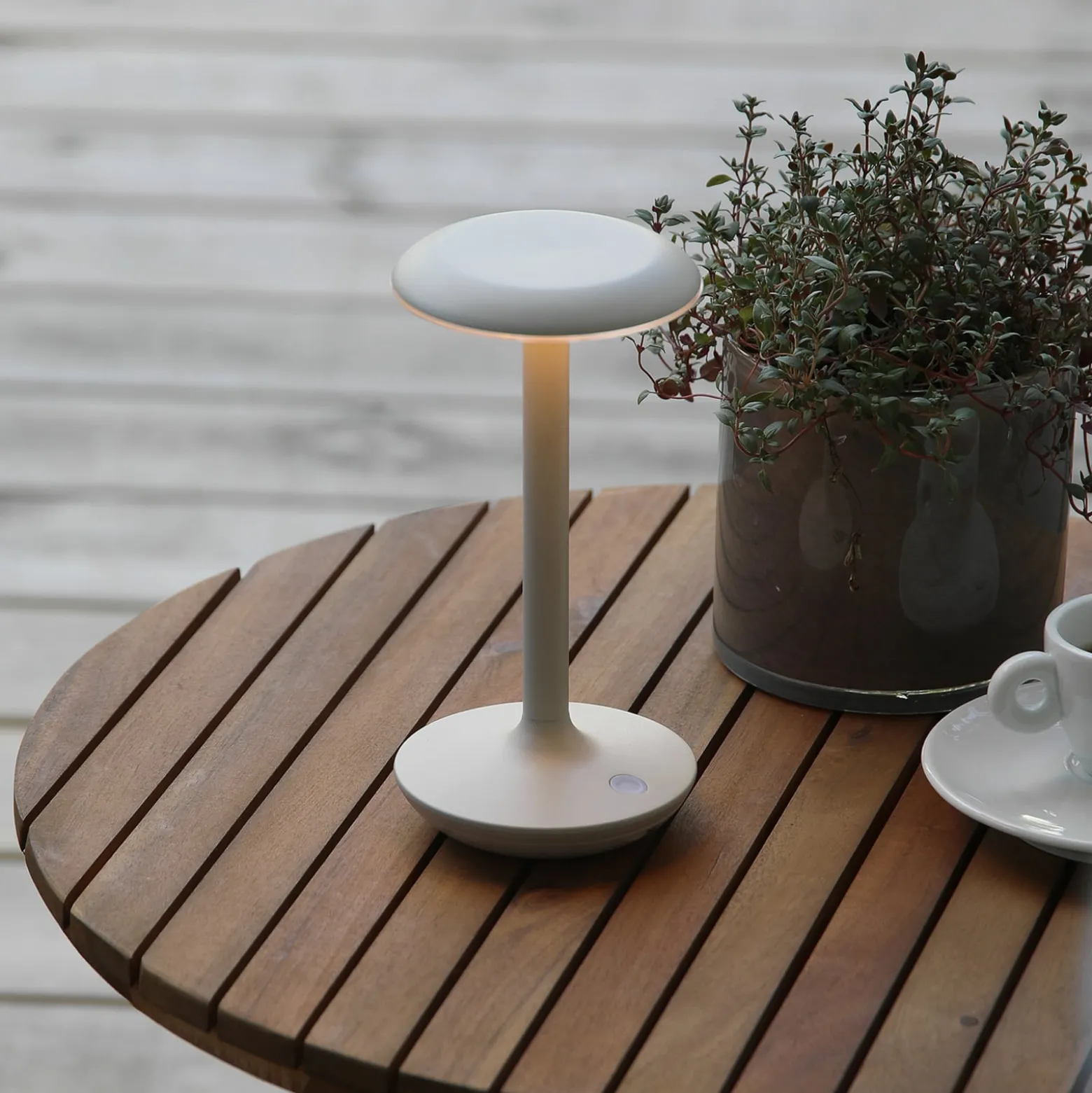 LED-pöytävalaisin Petit, greige, alumiini, IP44