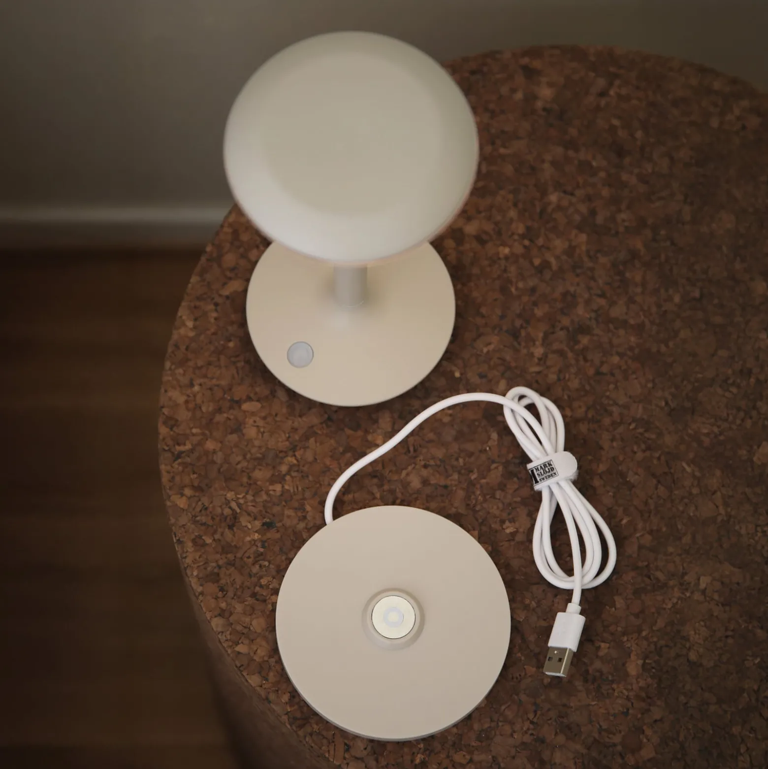 LED-pöytävalaisin Petit, greige, alumiini, IP44