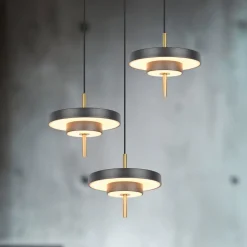 LED-riippuvalaisin Keaton, musta/kulta Ø 45 cm CCT 3-lamppuinen.