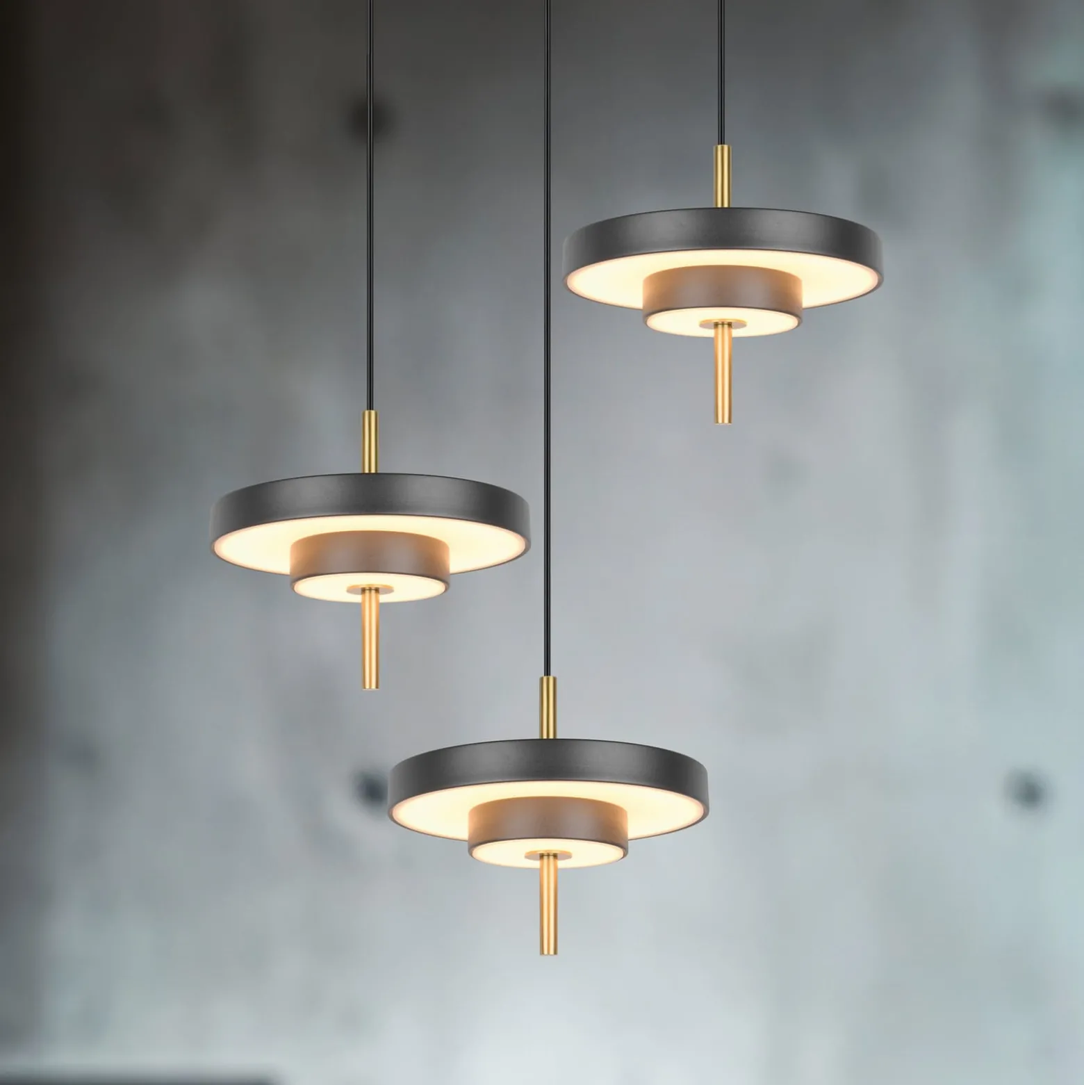 LED-riippuvalaisin Keaton, musta/kulta Ø 45 cm CCT 3-lamppuinen.