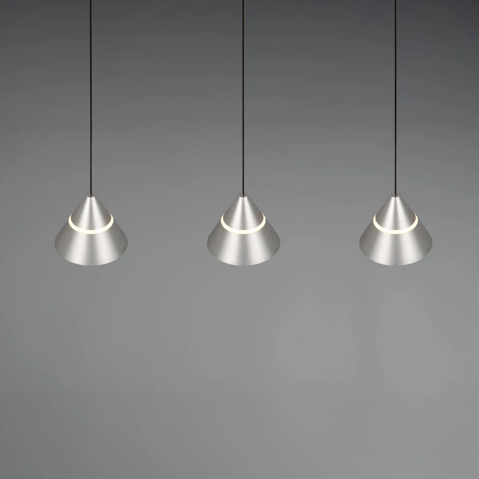 LED-riippuvalaisin Romeo, pituus 55 cm, nikkelivärinen metalli, 3-lamppuinen.
