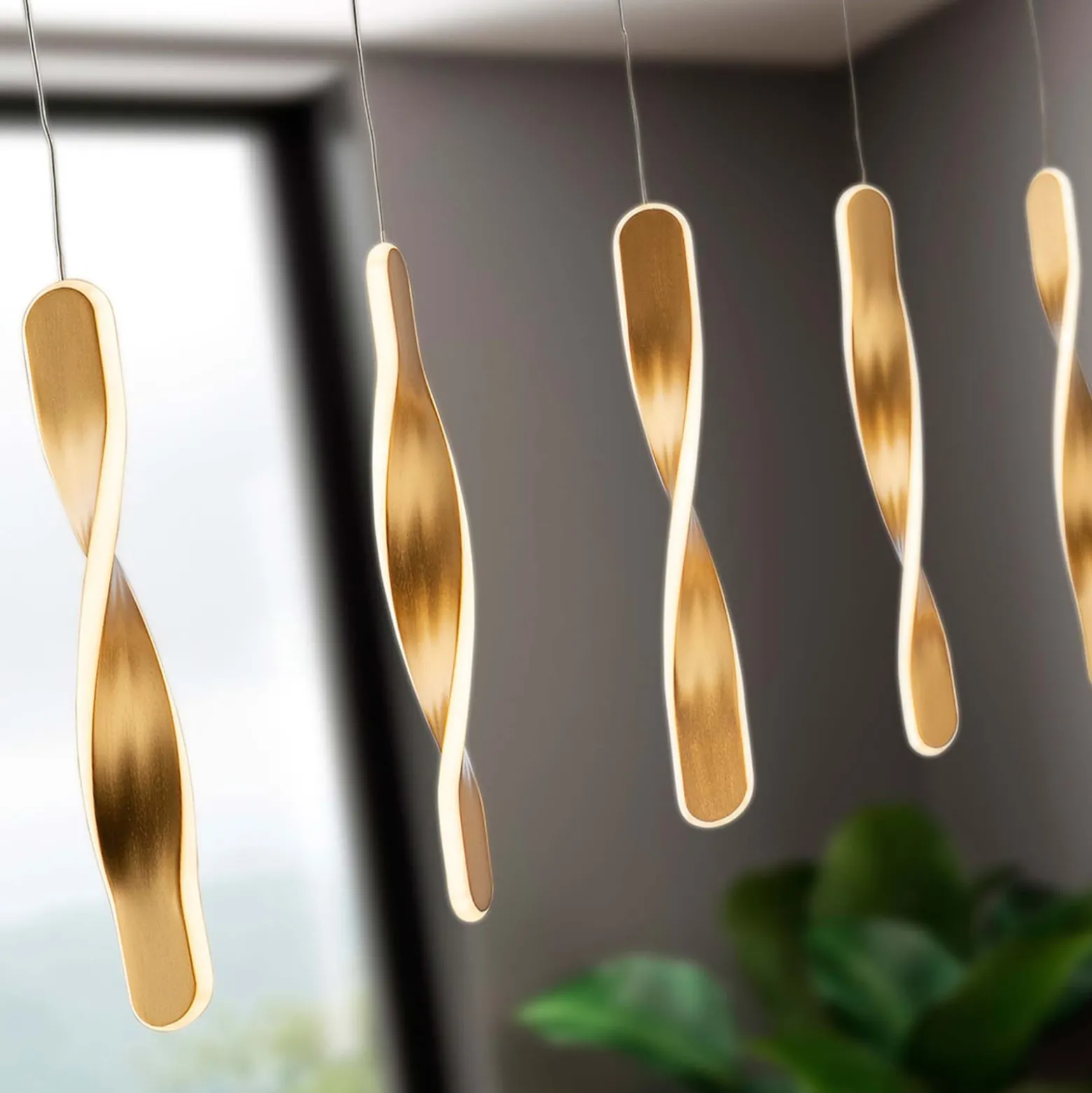 LED-riippuvalaisin Twist, 5-fl. Alumiinia, metallia, akryyliä,
