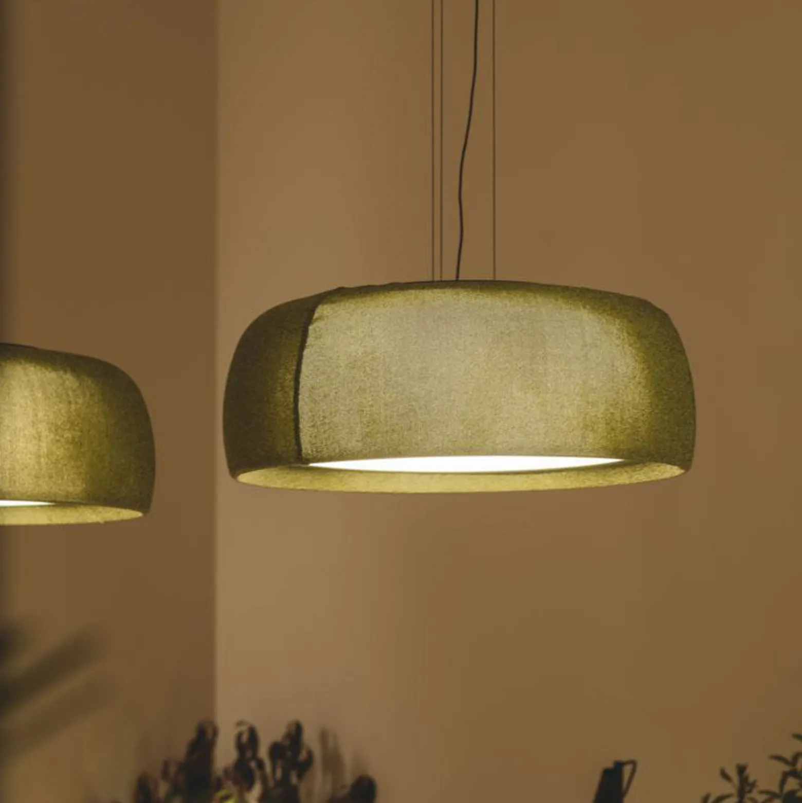 LEDS-C4 LED-riippuvalaisin Gong, vihreä, 2700 K, Ø 61,2 cm, kangasta