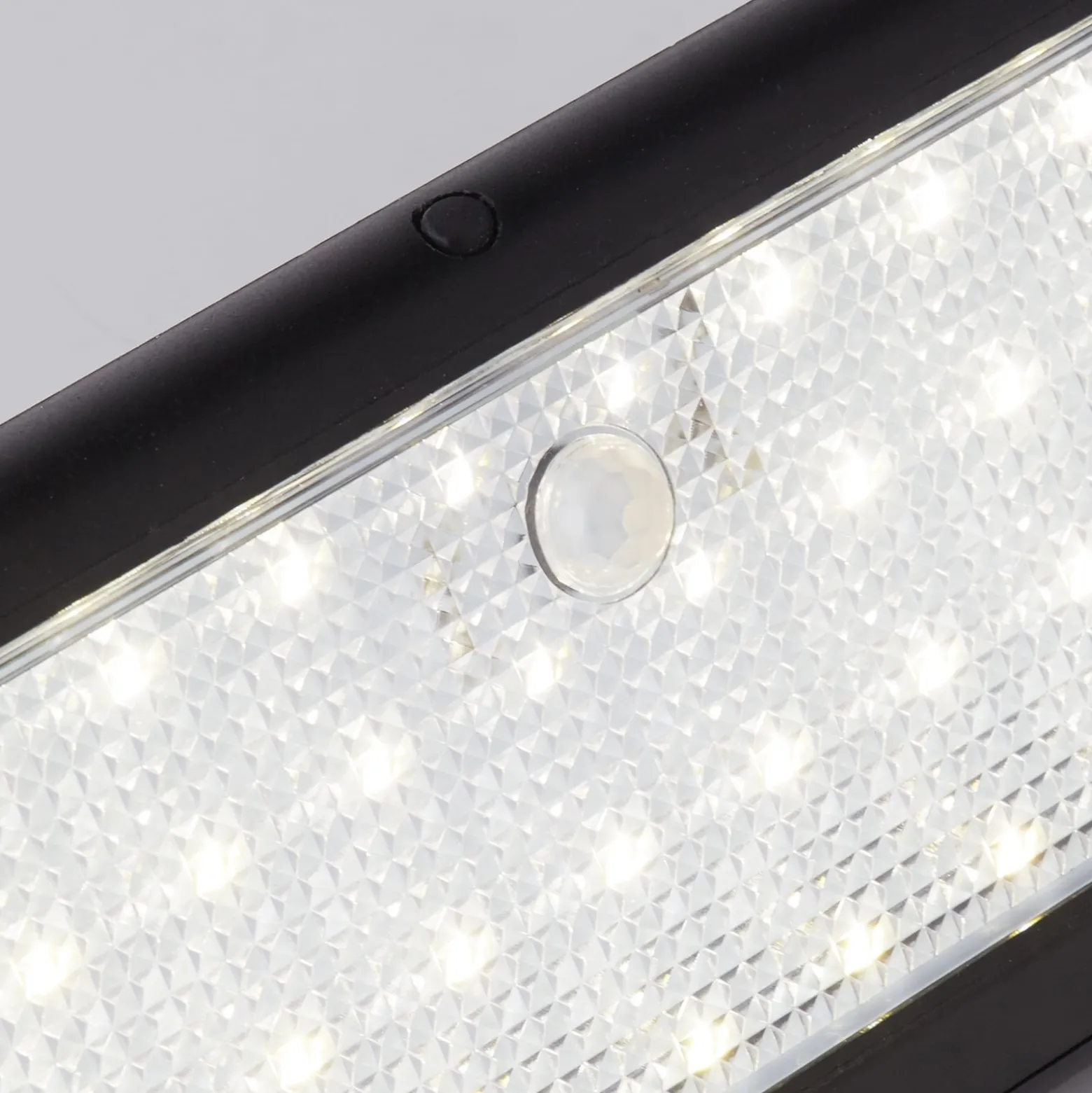LED-seinävalaisin 67422BK-PIR, liiketunnistin