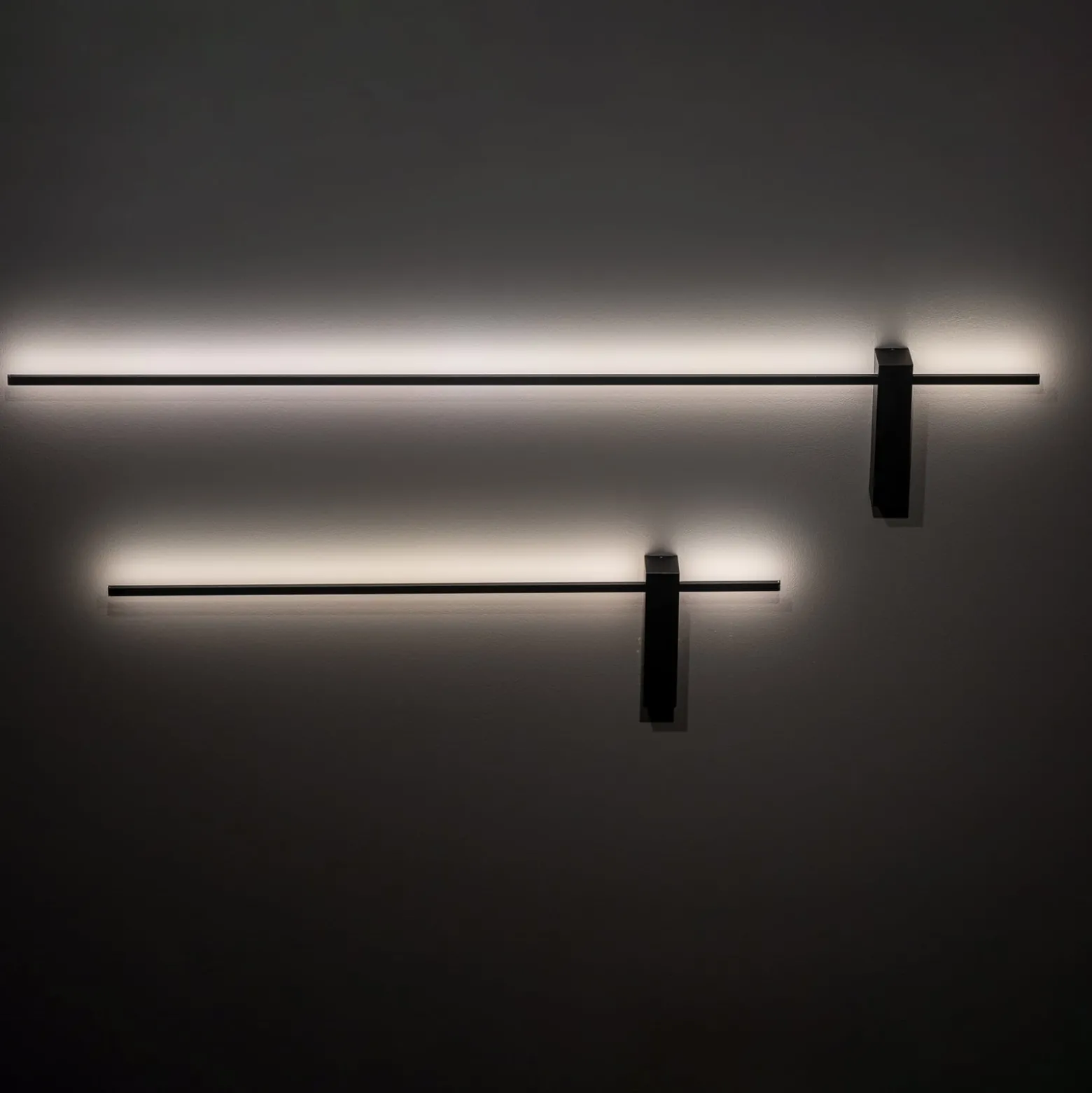 LED-seinävalaisin Motive L, 120 cm leveä, musta, metalli