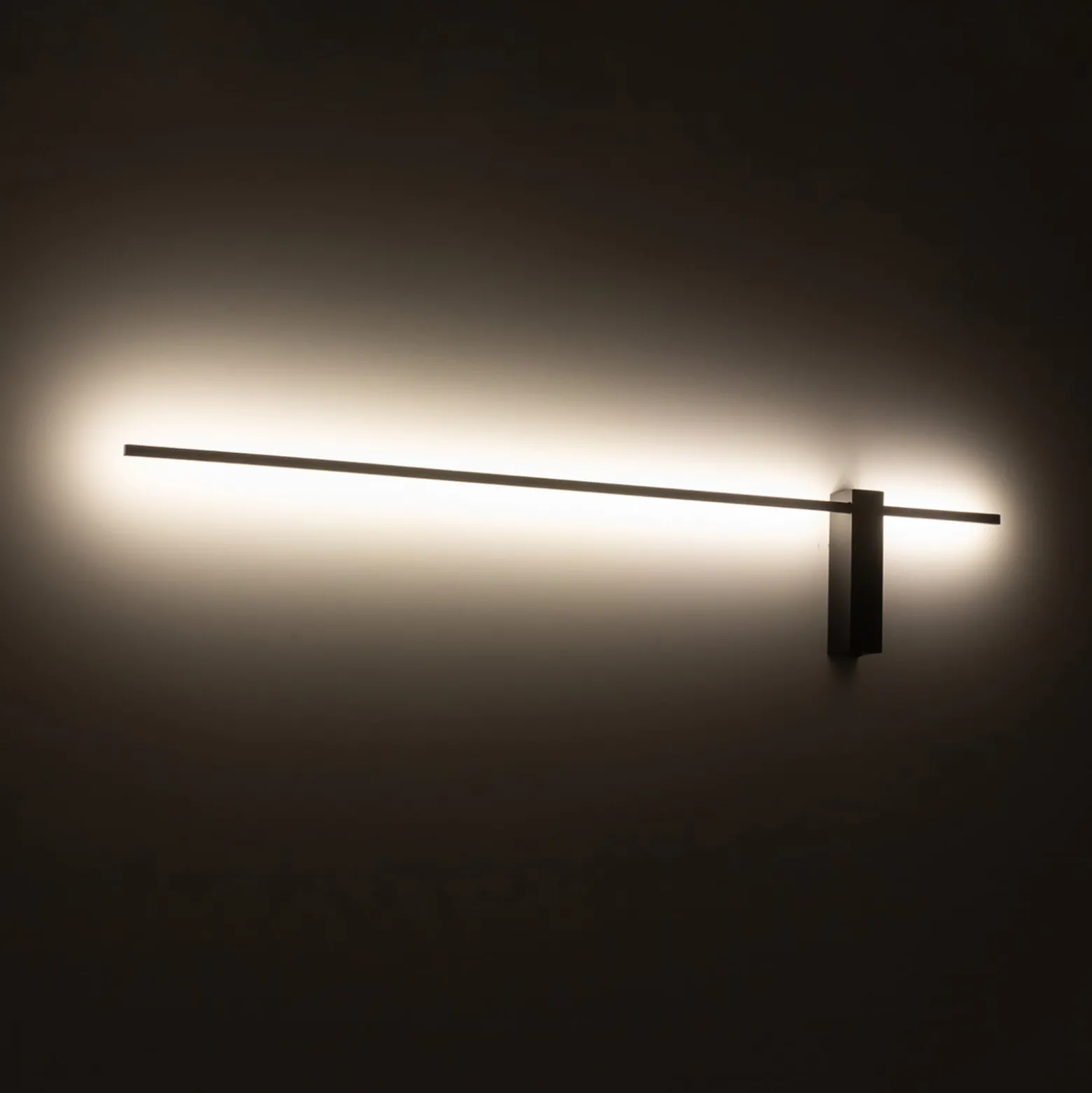 LED-seinävalaisin Motive L, 120 cm leveä, musta, metalli