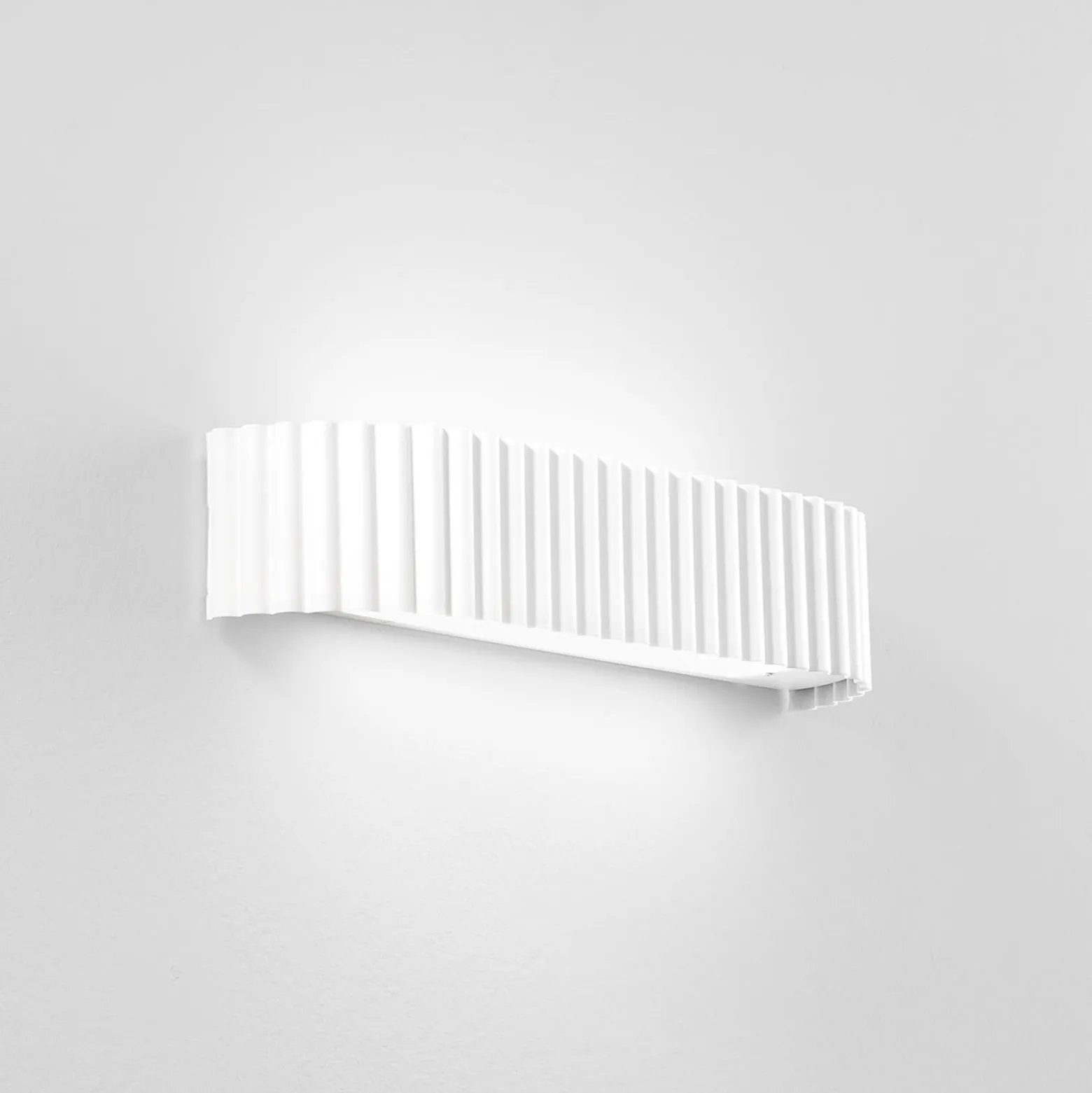 LED-seinävalaisin Niike, valkoinen, leveys 40 cm, metalli, CCT