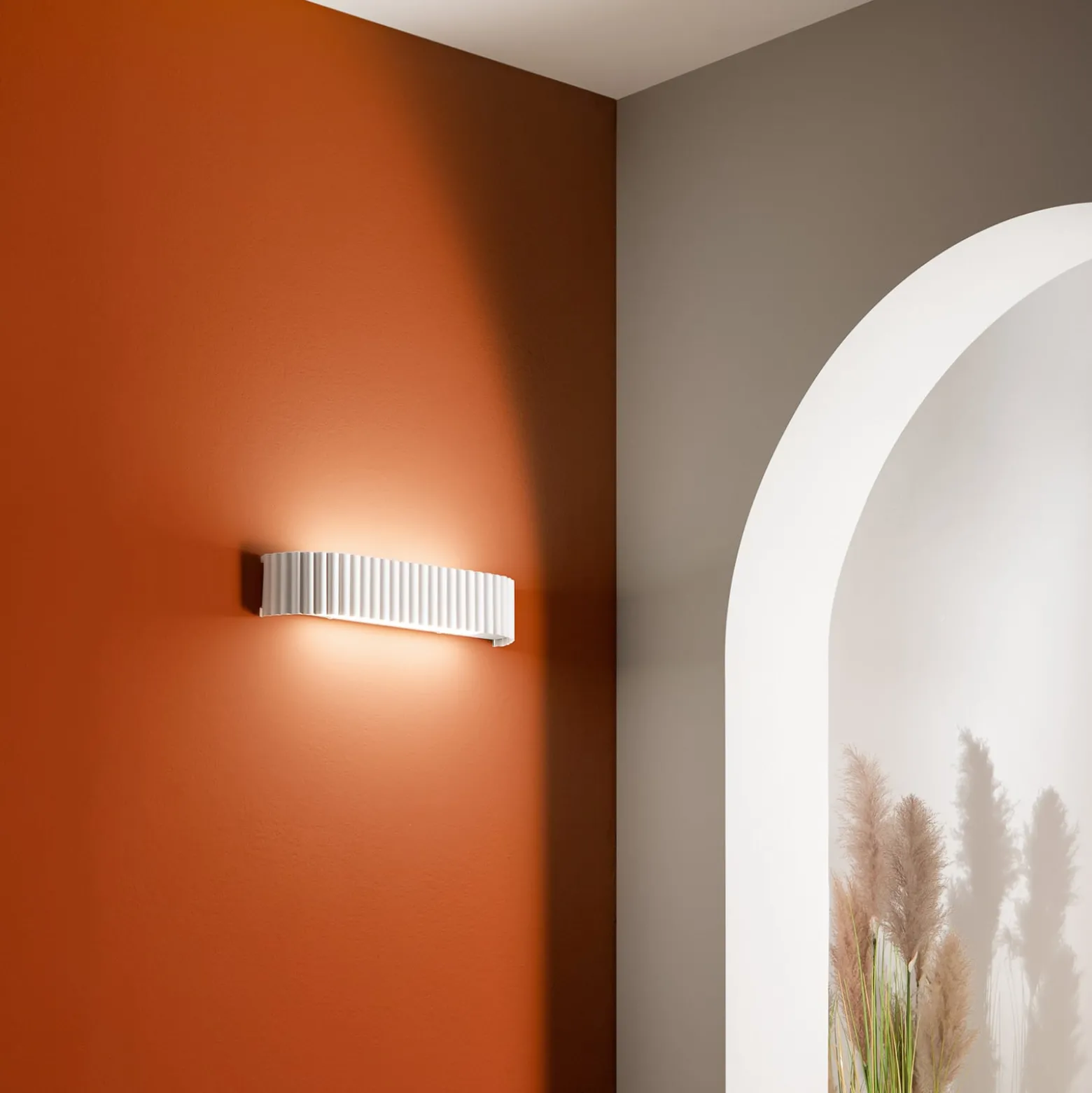 LED-seinävalaisin Niike, valkoinen, leveys 40 cm, metalli, CCT