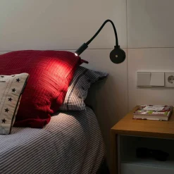LED-seinävalaisin Pixie joustovarrella, musta