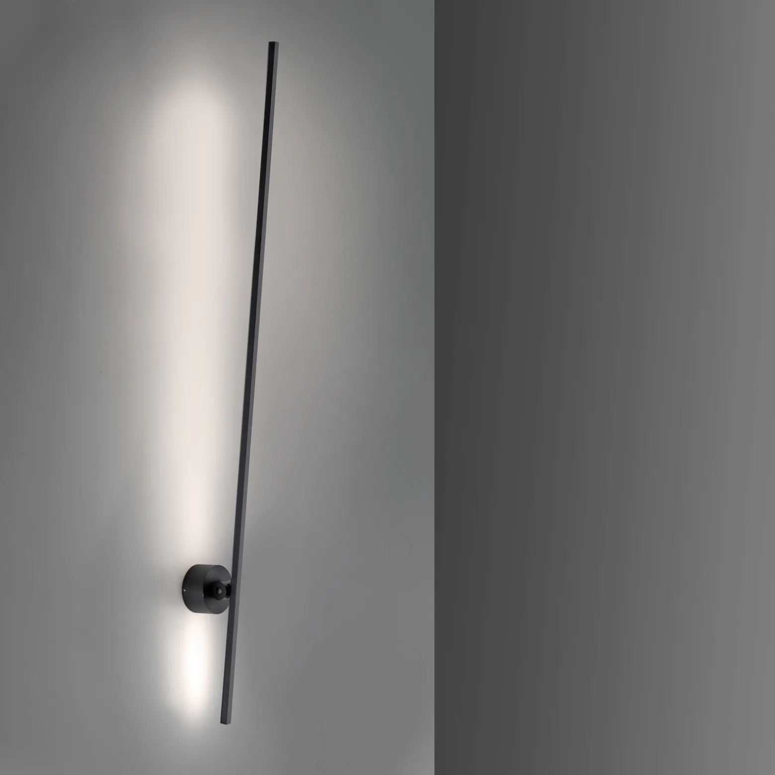 LED-seinävalaisin PURE Grafo, musta, korkeus 117 cm