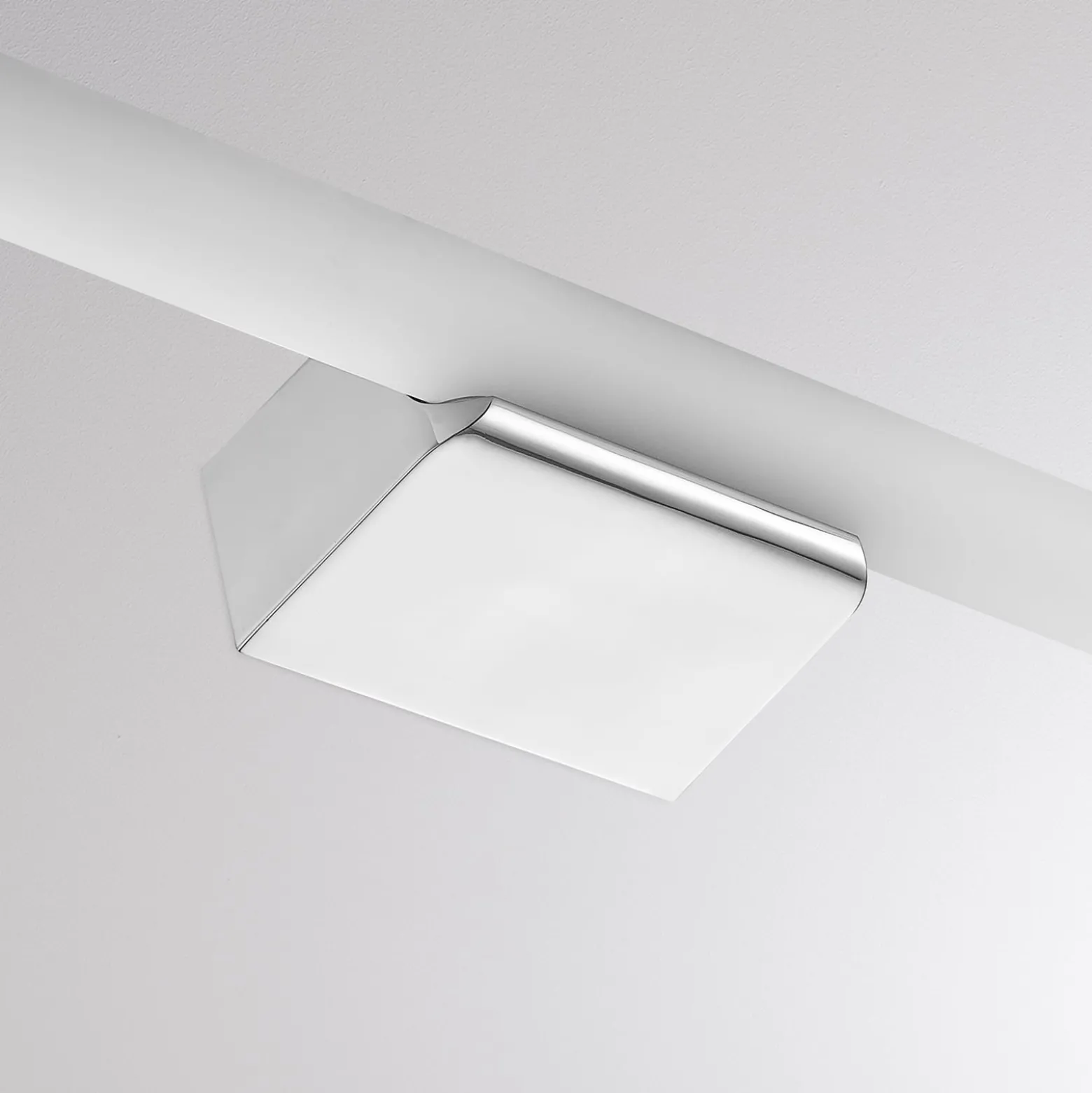 LED-seinävalaisin VINA M, kromivärinen, leveys 60 cm, IP44, CCT