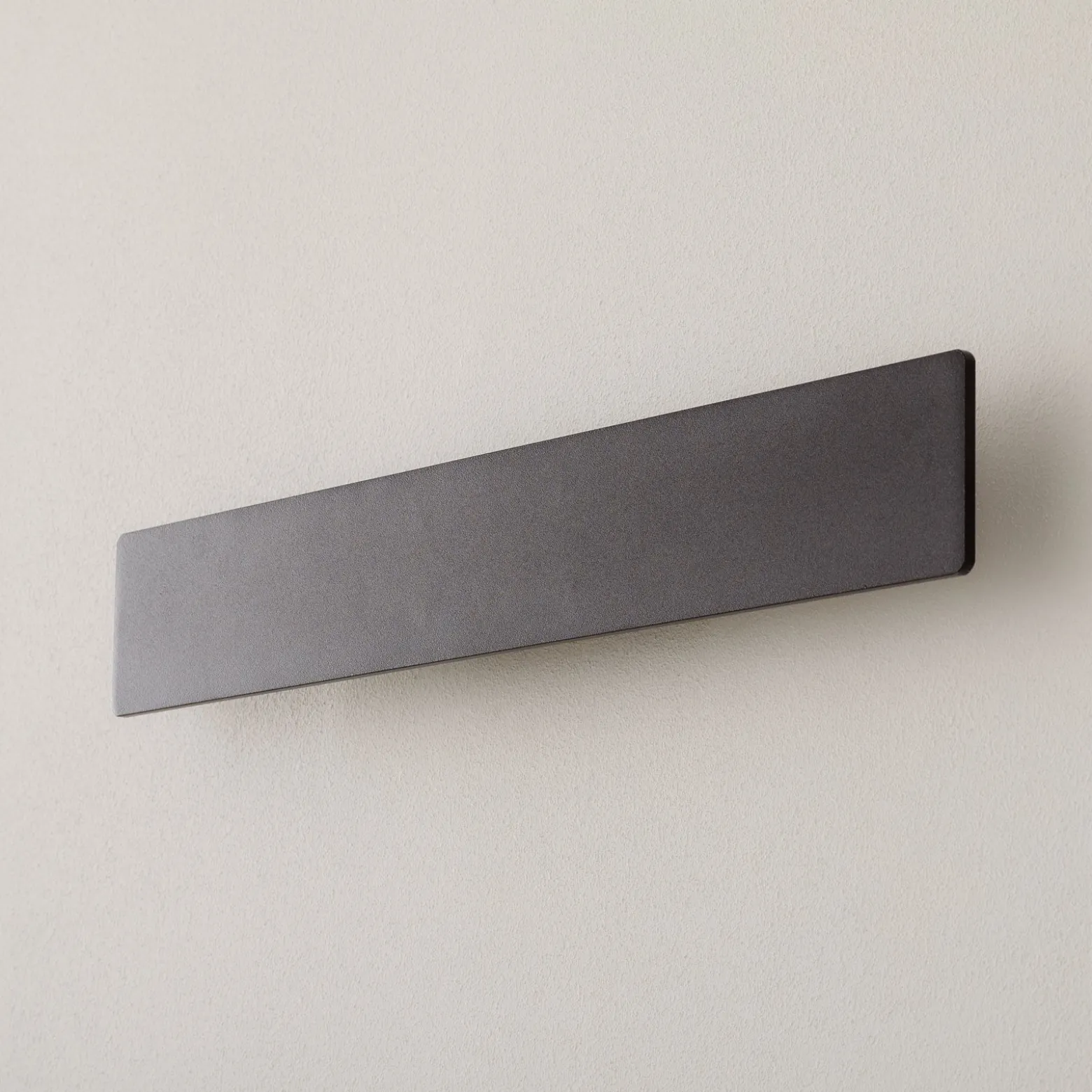 LED-seinävalaisin Zig Zag, musta, leveys 53 cm