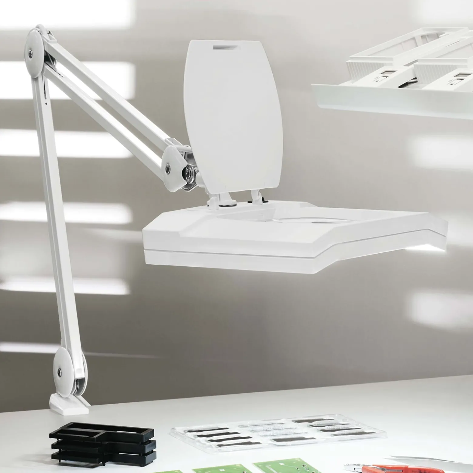 LED-suurennuslasivalaisin MAULvitrum, valkoinen, puristin, metallia