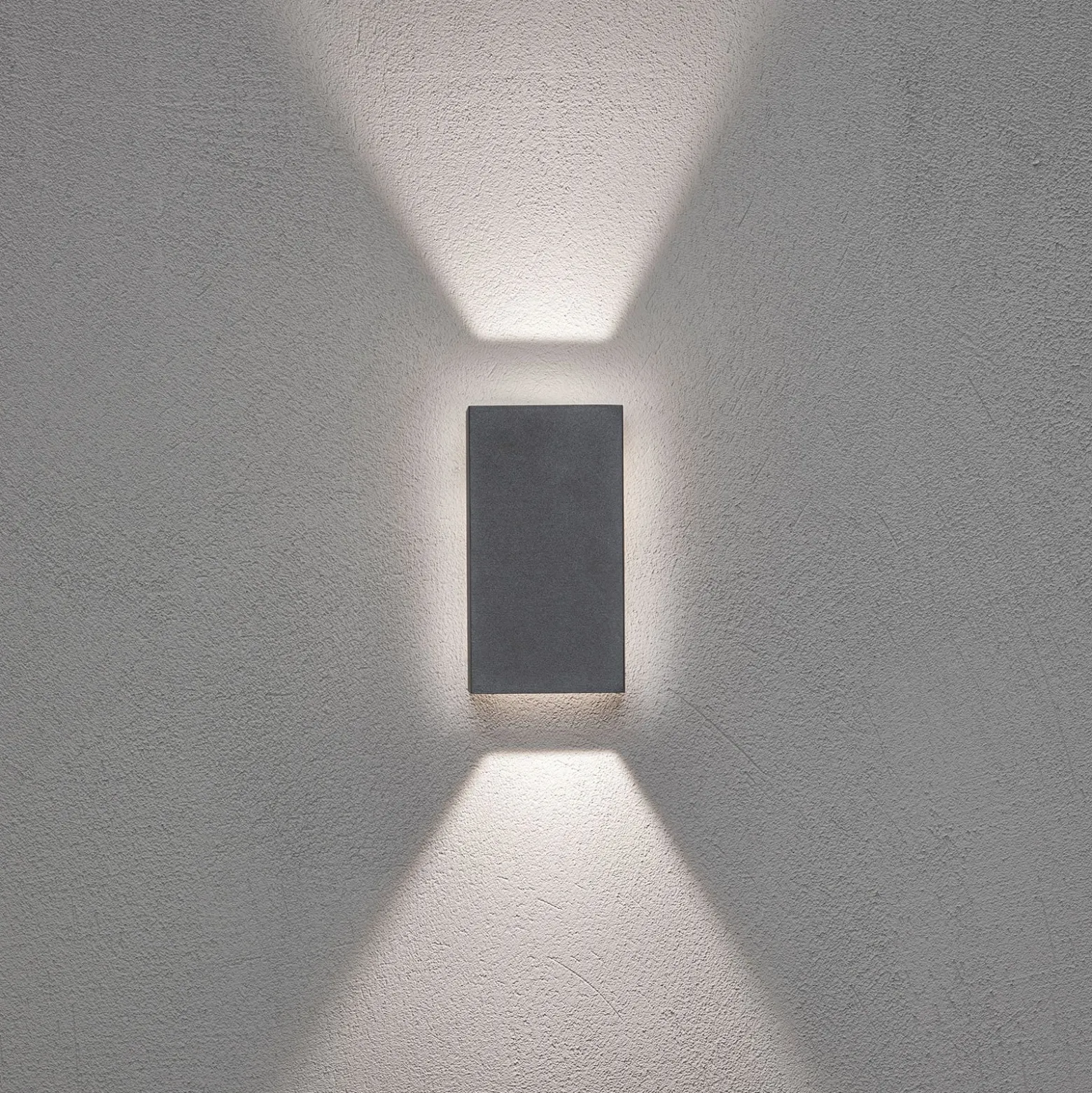 LED-ulkoseinälamppu Cremona taustavalolla
