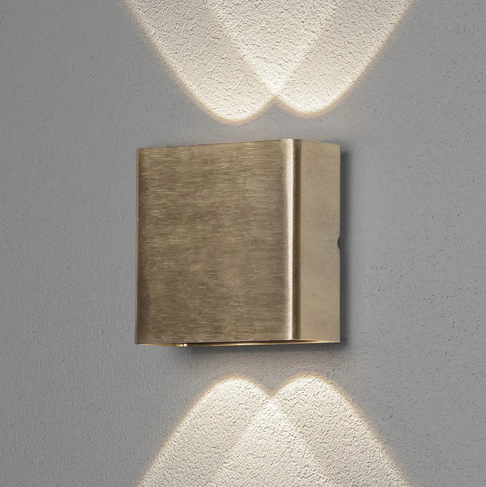 LED-ulkoseinävalaisin Chieri 4-lamppuinen messinki