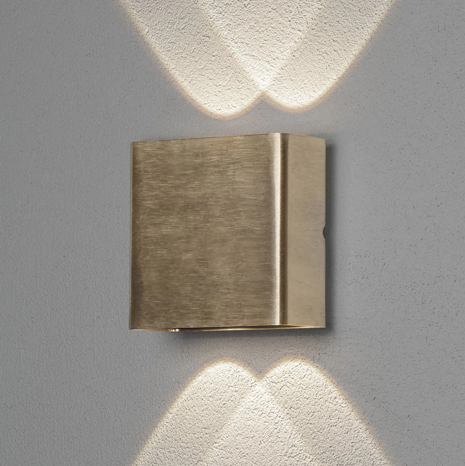 LED-ulkoseinävalaisin Chieri 4-lamppuinen messinki