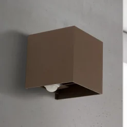 LED-ulkoseinävalaisin Cube-S, corten, metalli, anturi