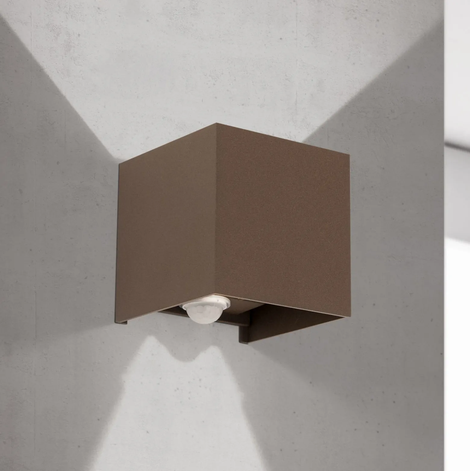 LED-ulkoseinävalaisin Cube-S, corten, metalli, anturi