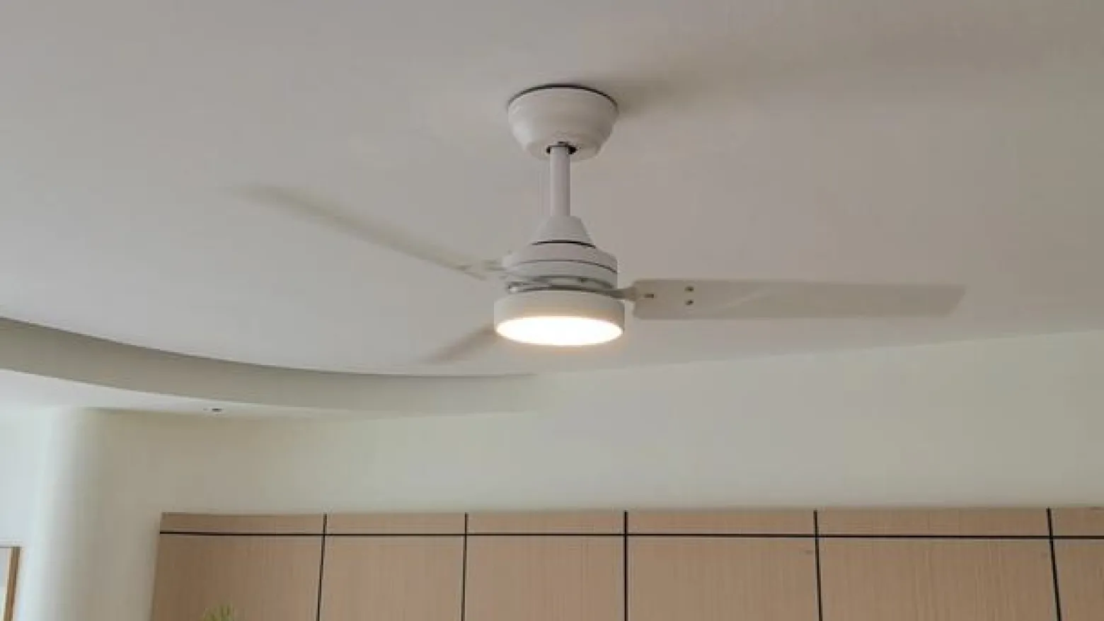 Lindby Aerallo LED-kattotuuletin, valkoinen, CCT, hiljainen