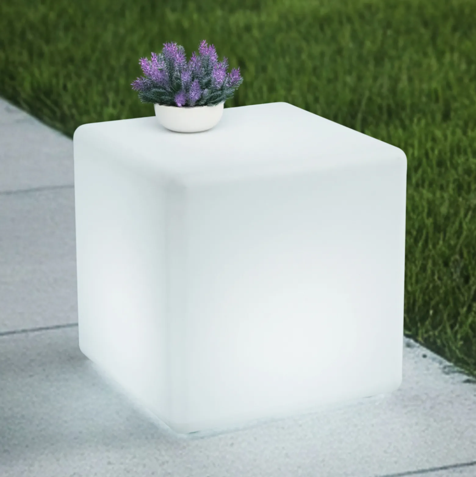 Lindby Akku-LED-ulkovalaisin Cubara, RGB, kuutio, muovi