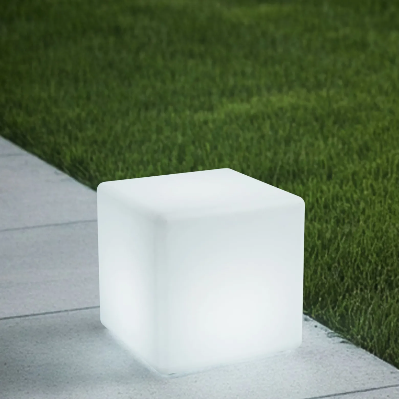Lindby Akku-LED-ulkovalaisin Cubara, RGB, kuutio, muovi