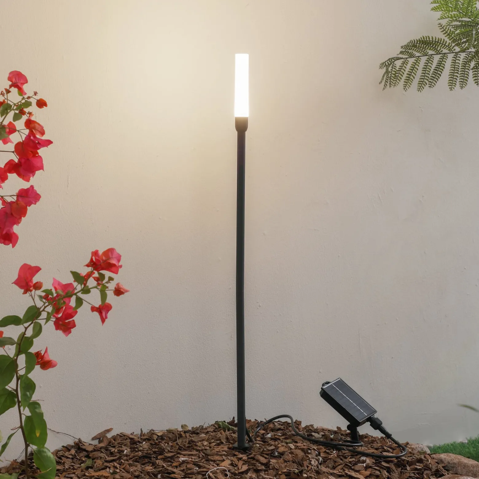 Lindby aurinkokäyttöinen LED-valaisin Balian, musta, alumiini, 3 000 K