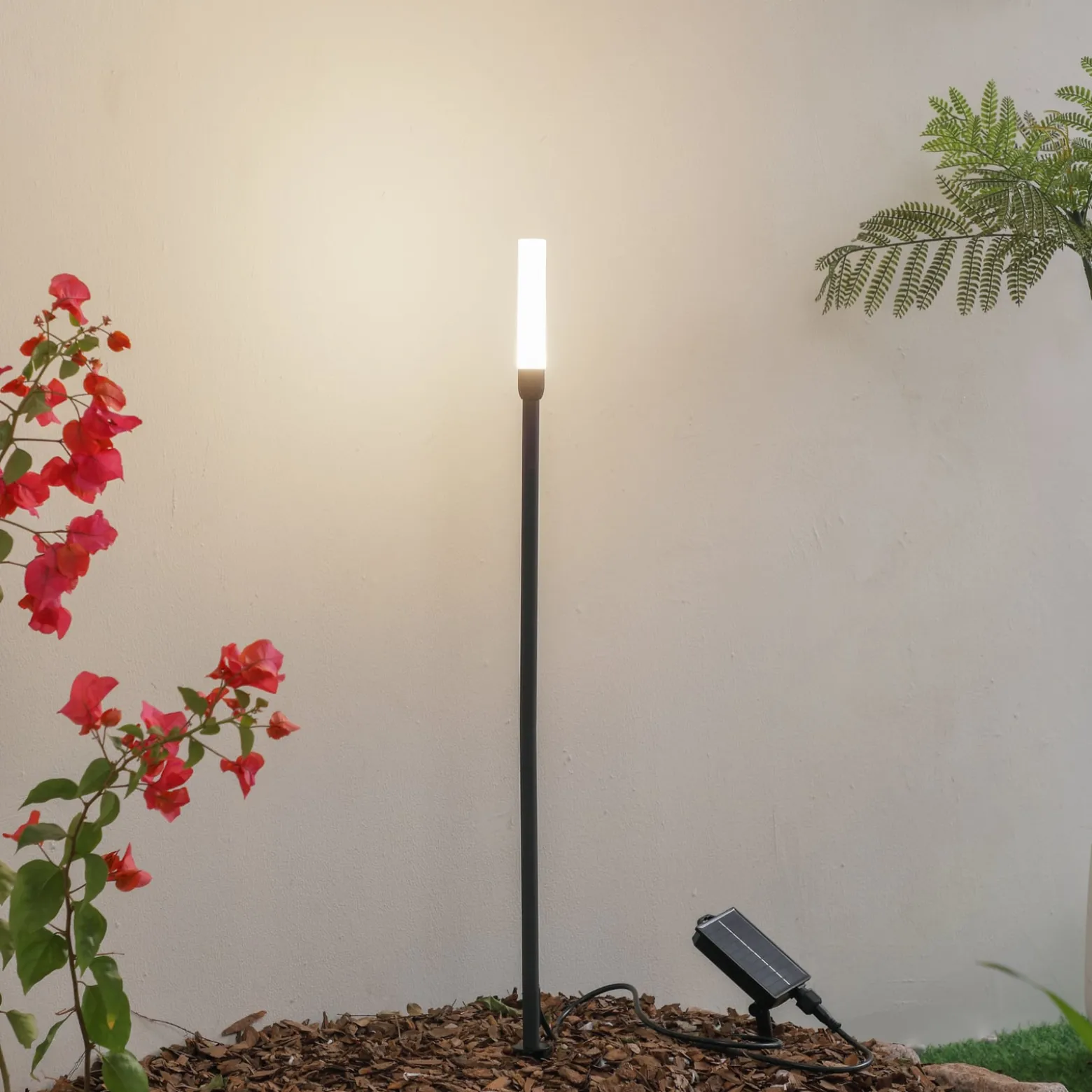 Lindby aurinkokäyttöinen LED-valaisin Balian, musta, alumiini, 3 000 K