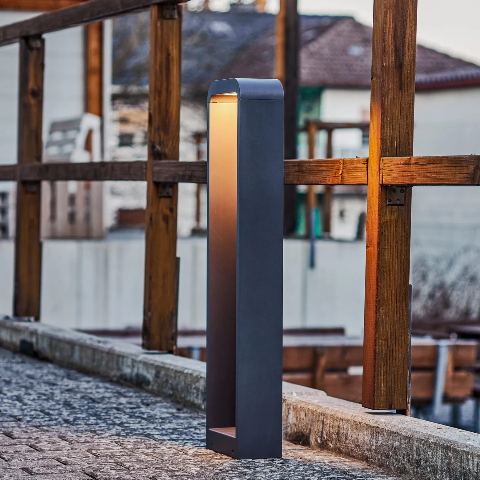 Lindby Emima LED polkuvalaisin, 80 cm, antrasiitti, alumiini