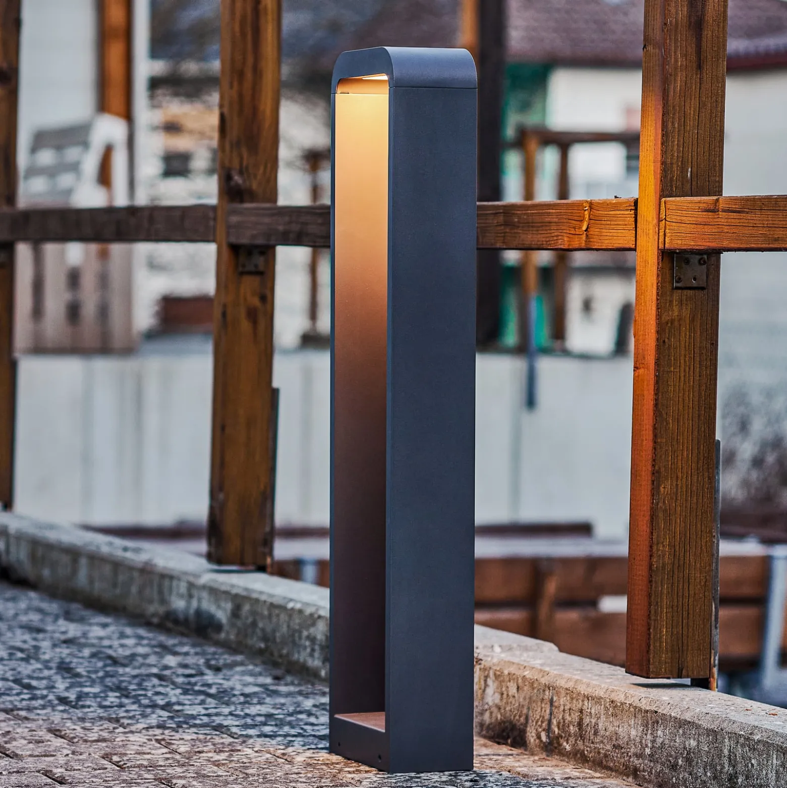 Lindby Emima LED polkuvalaisin, 80 cm, antrasiitti, alumiini