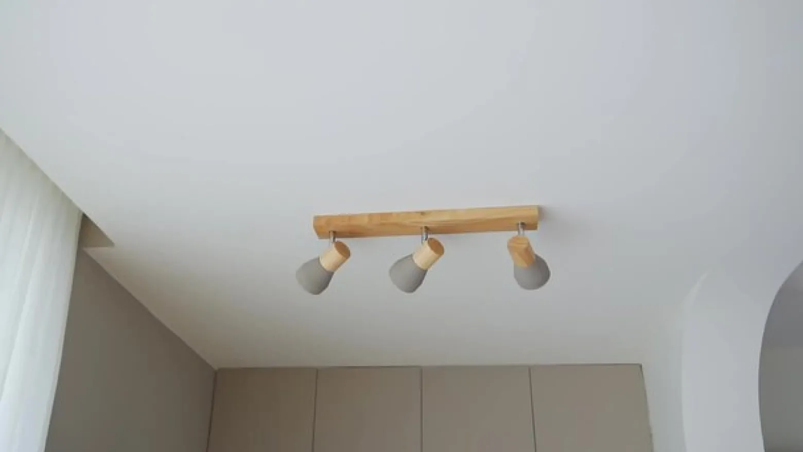 Lindby Filiz valonheitin, 3-valo, 47 cm pitkä, puu, betoni, E14
