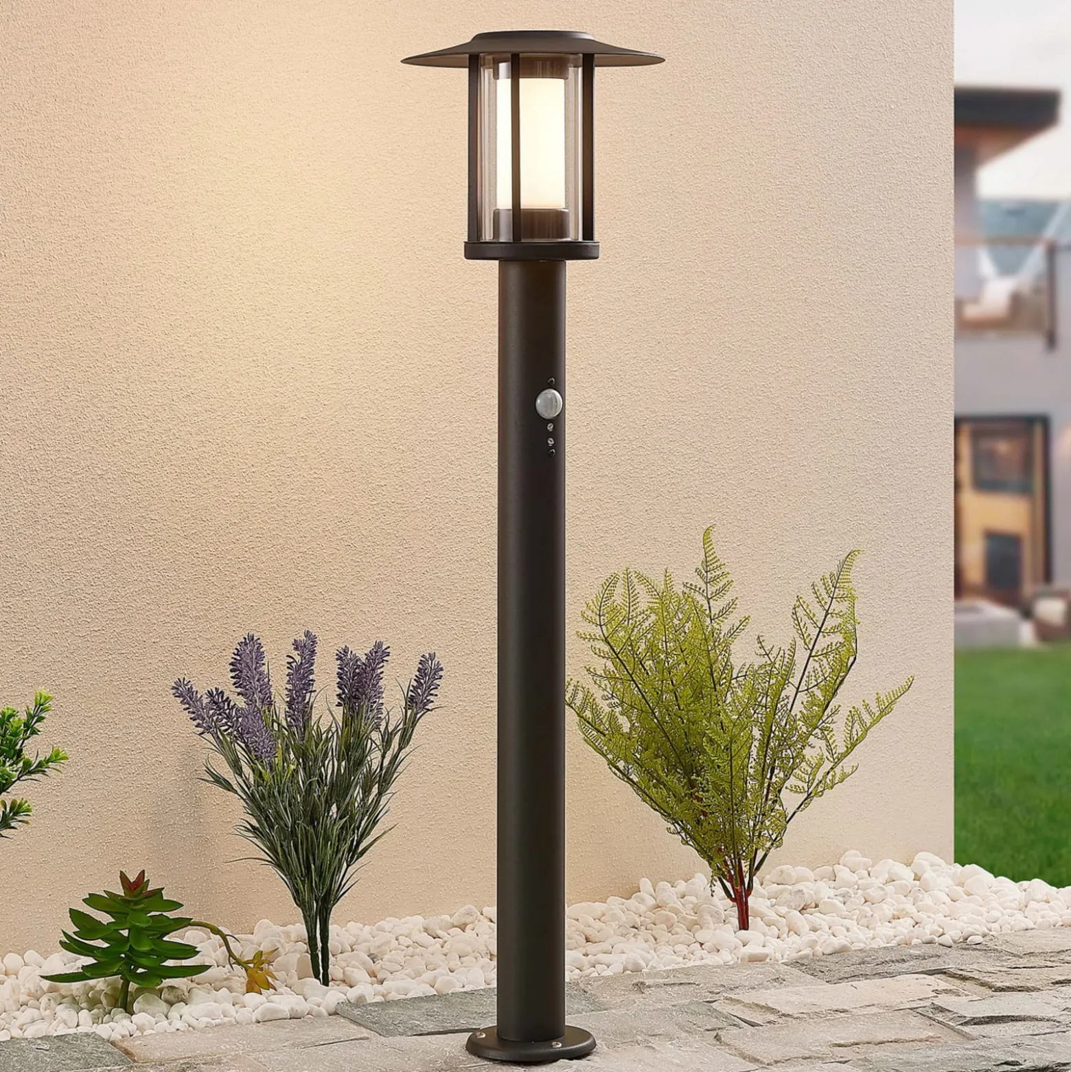 Lindby Gregory LED-seinävalaisin, 76cm, anturi, tummanharmaa, IP44