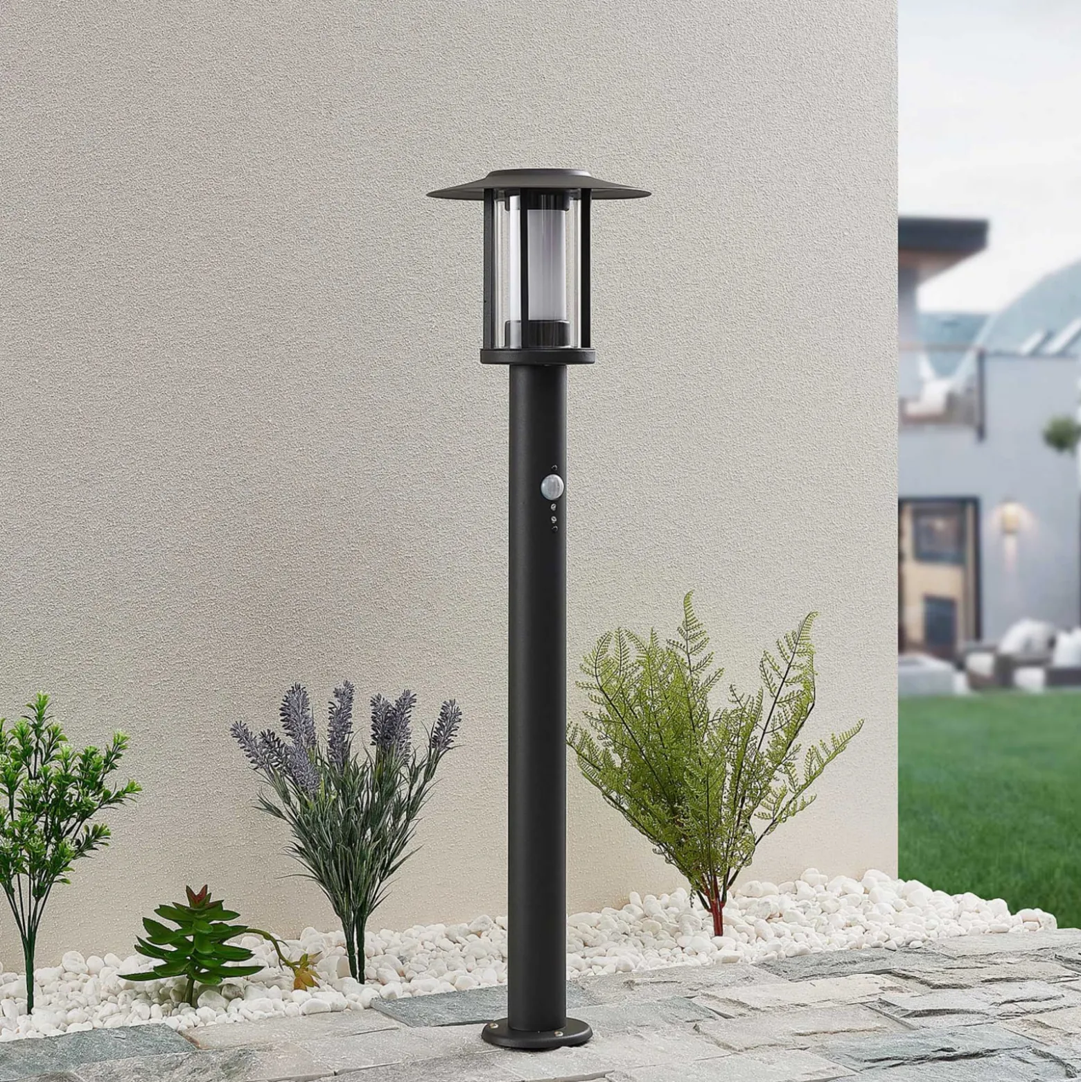 Lindby Gregory LED-seinävalaisin, 76cm, anturi, tummanharmaa, IP44