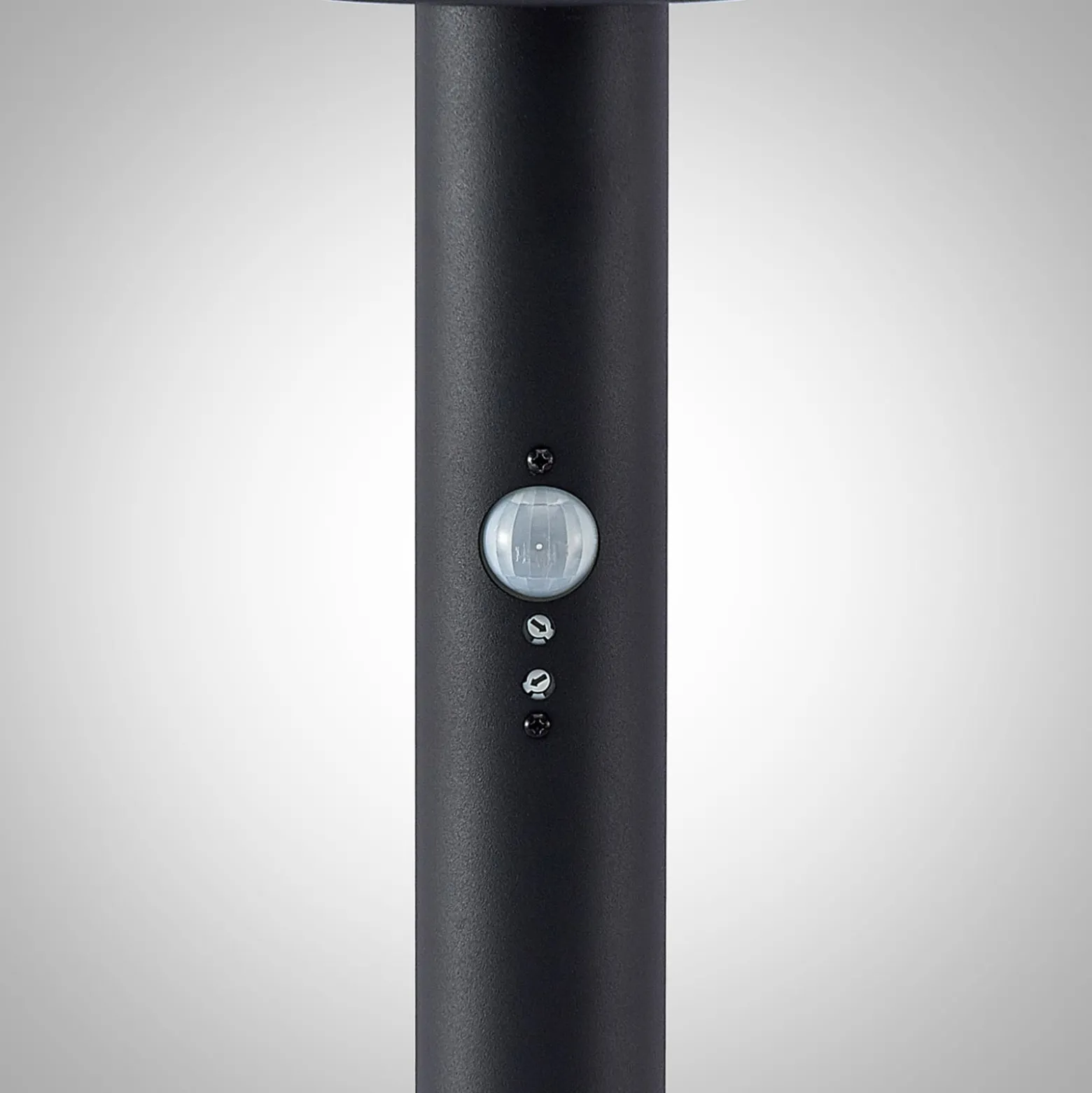 Lindby Gregory LED-seinävalaisin, 76cm, anturi, tummanharmaa, IP44