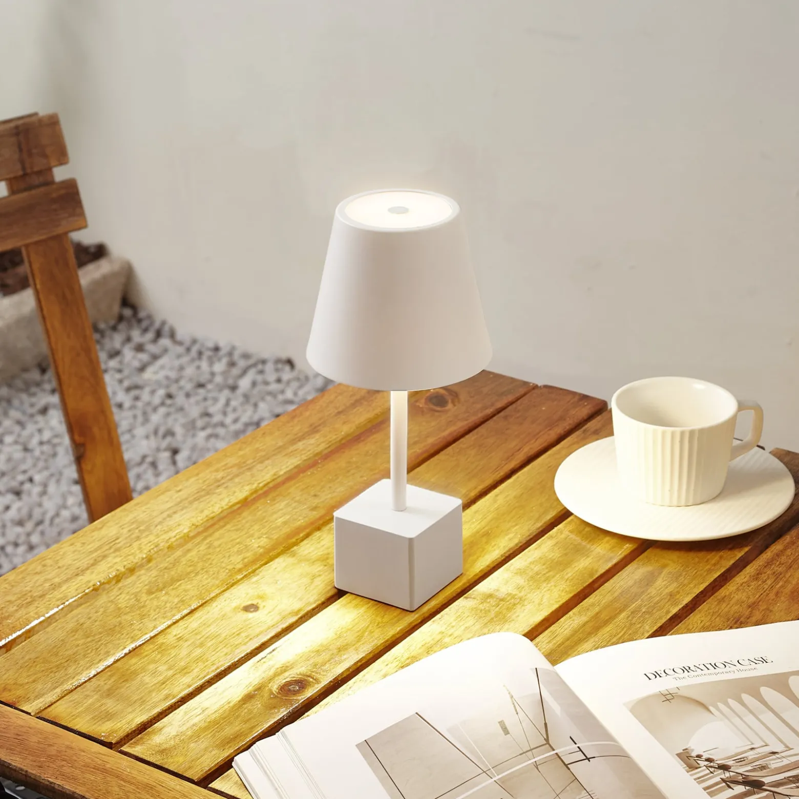 Lindby ladattava LED-pöytävalaisin Janea CUBE, valkoinen, metallia