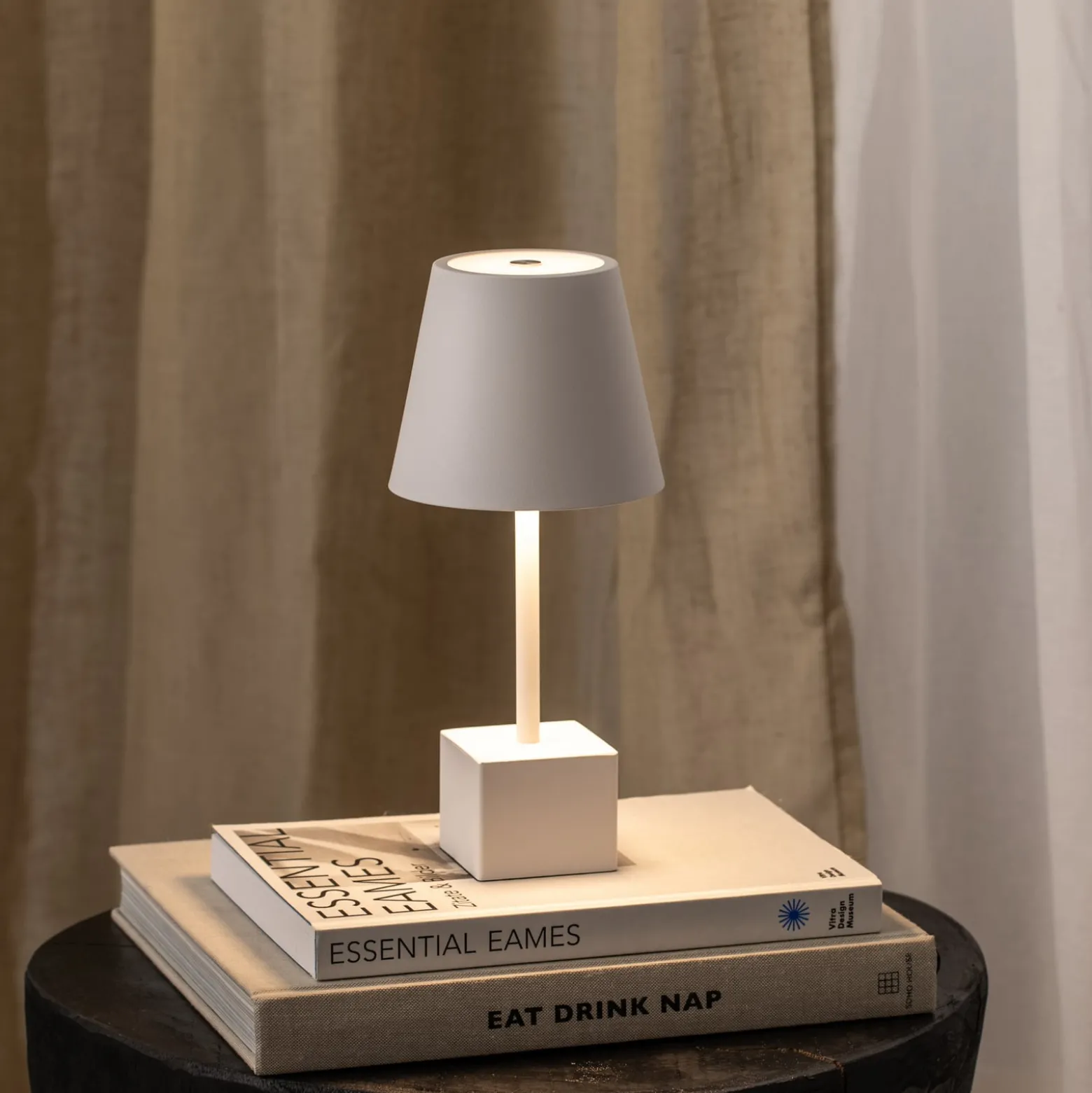 Lindby ladattava LED-pöytävalaisin Janea CUBE, valkoinen, metallia