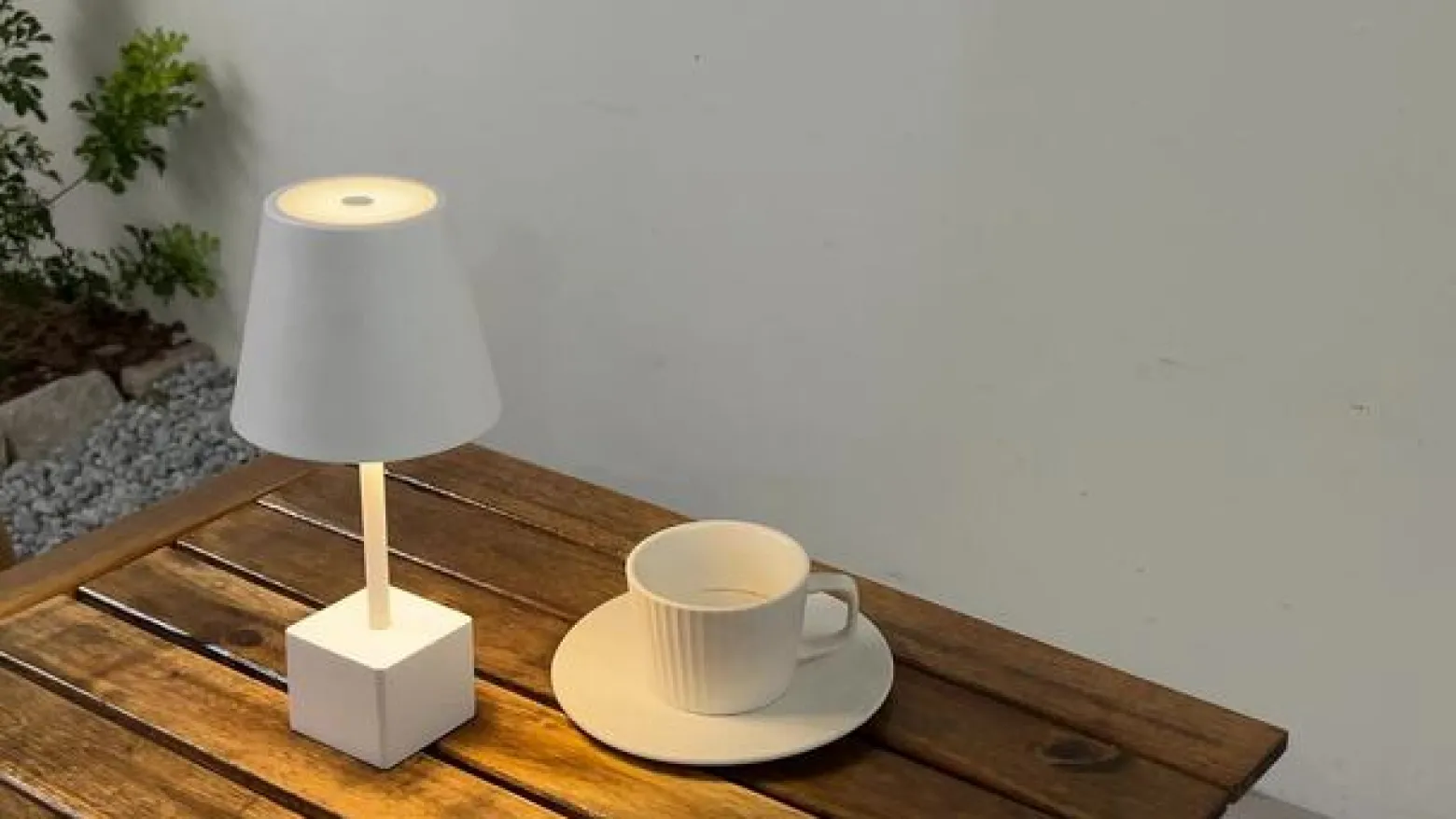 Lindby ladattava LED-pöytävalaisin Janea CUBE, valkoinen, metallia