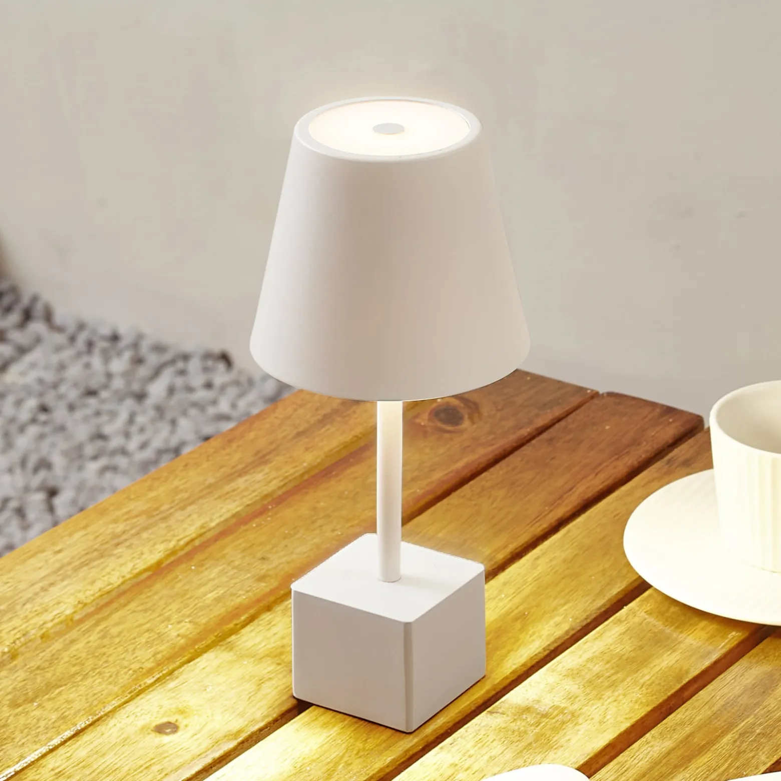Lindby ladattava LED-pöytävalaisin Janea CUBE, valkoinen, metallia