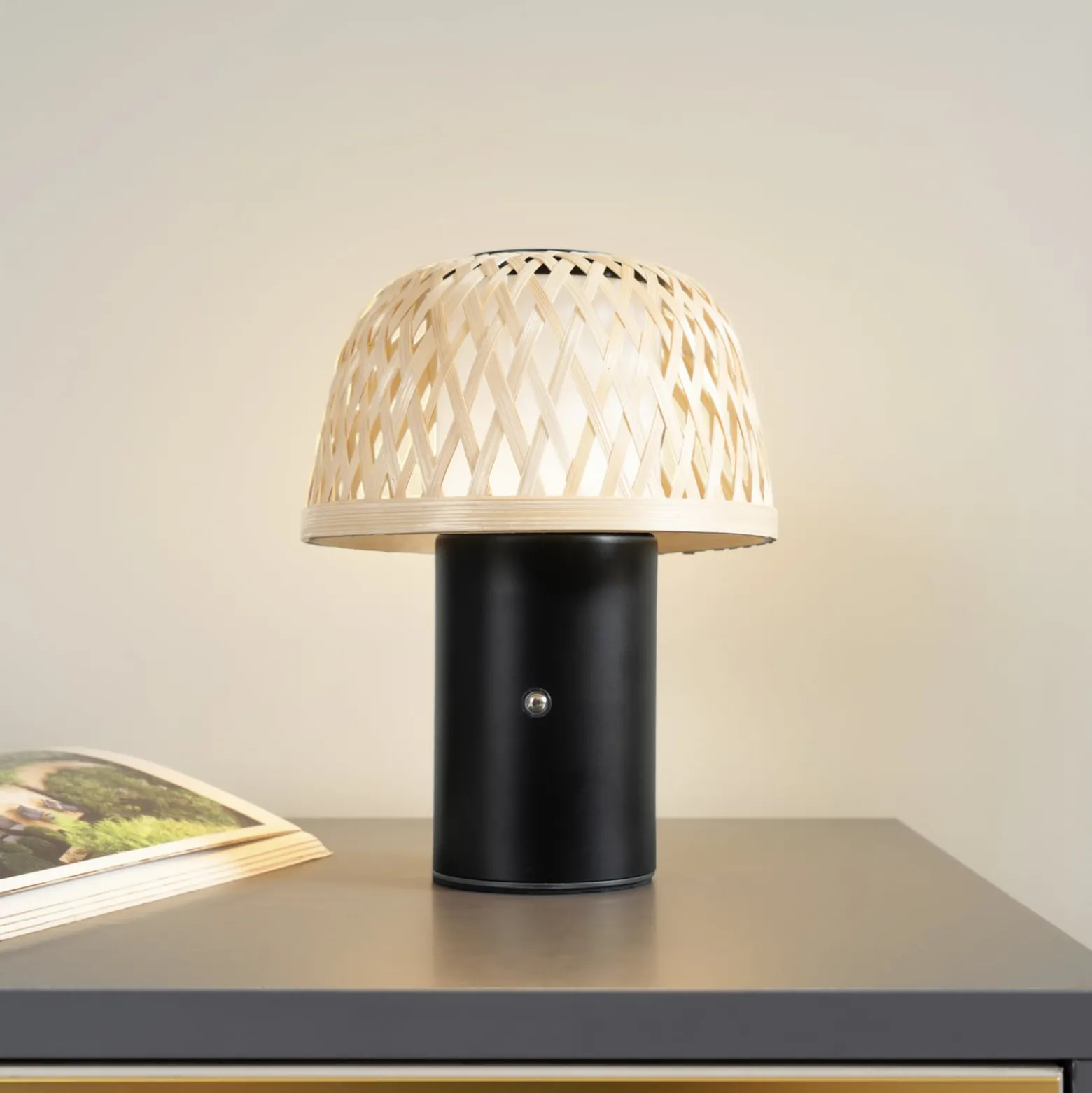 Lindby LED-akkukäyttöinen pöytävalaisin Nifelia, bambu, CCT, himmennettävä