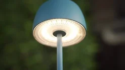 Lindby LED-akku-pöytävalaisin Arietty, sininen, himmennettävä, IP65