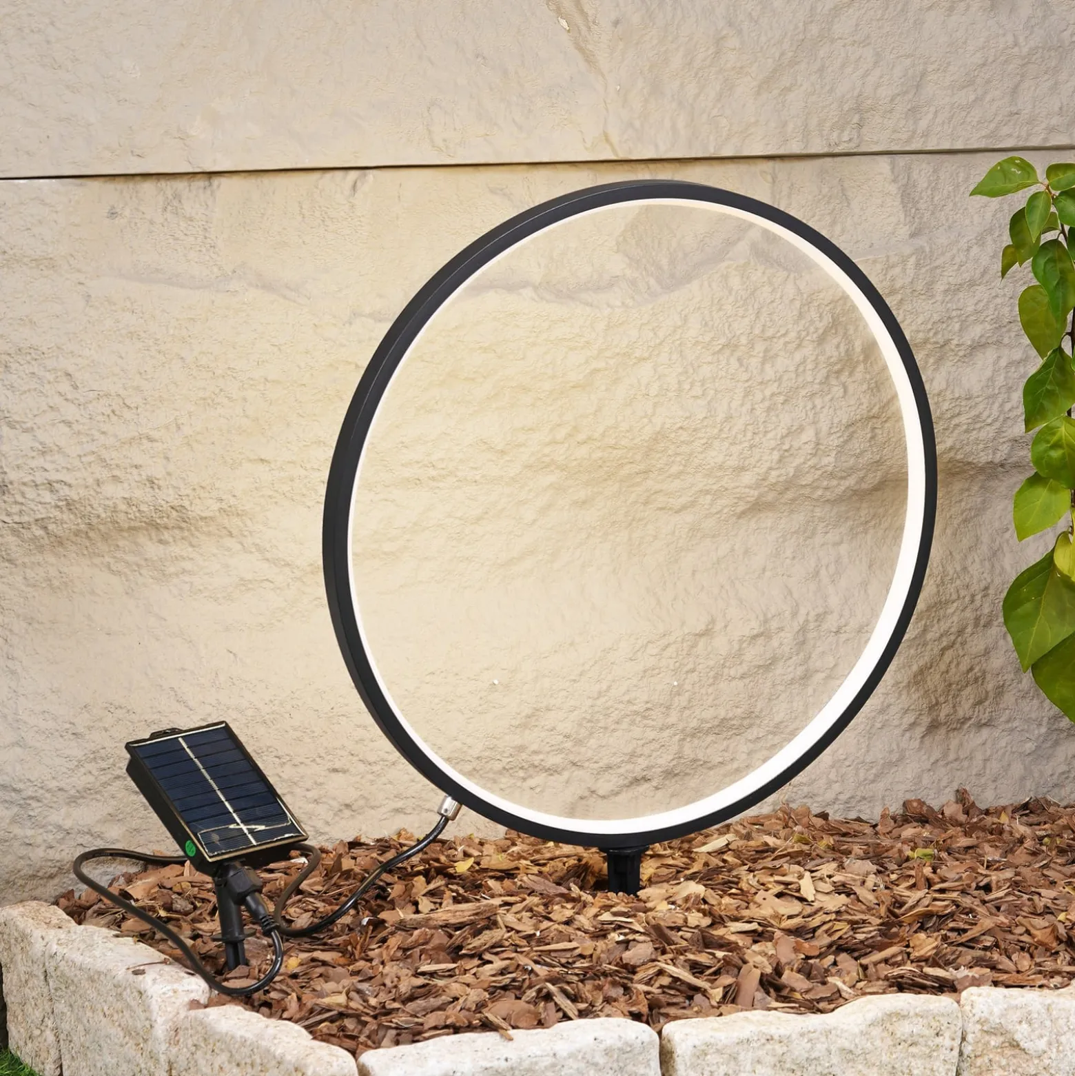 Lindby LED-aurinkoenergialla toimiva maapiikkavalaisin Syrene, 45 cm, musta,