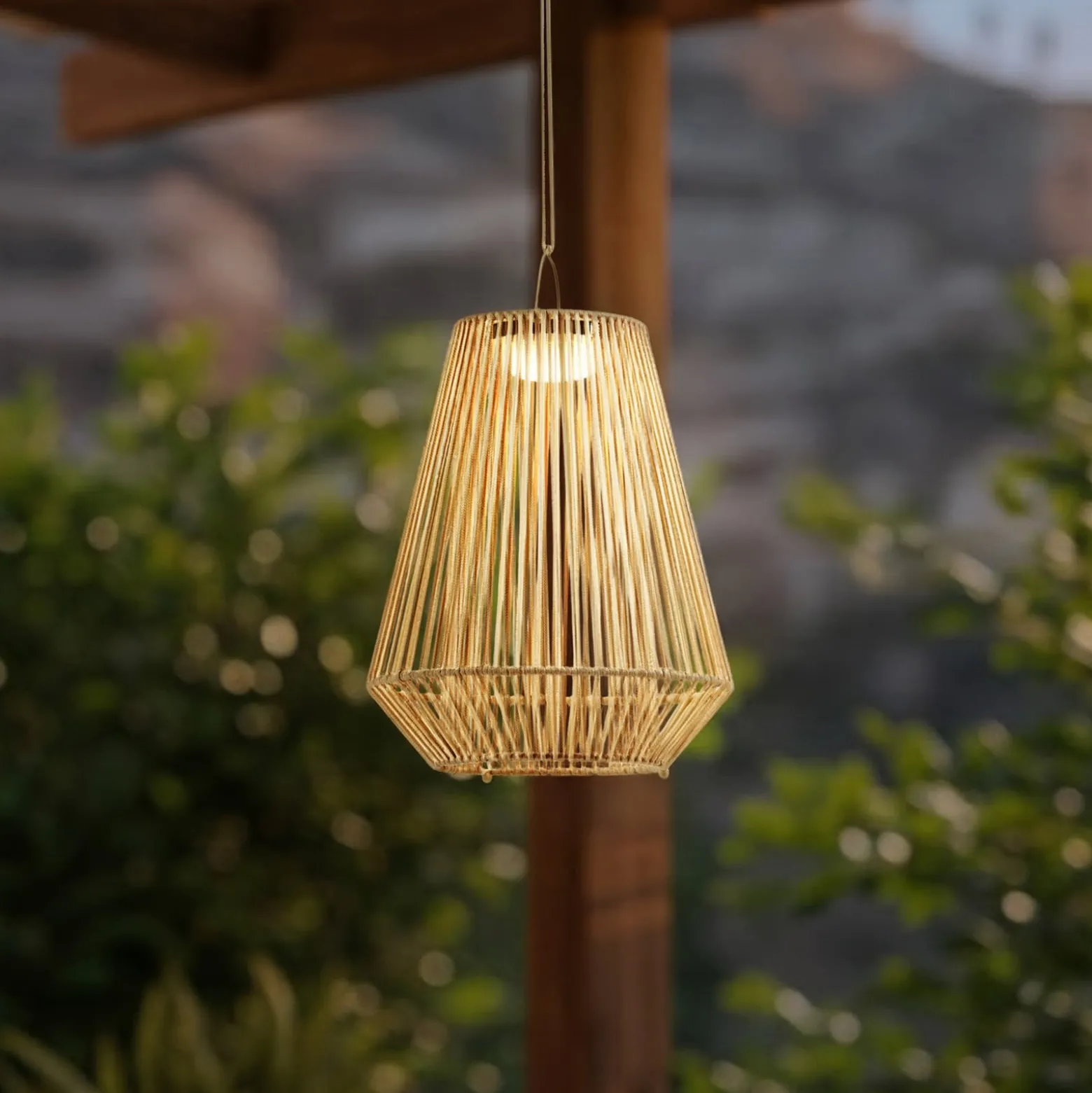 Lindby LED-aurinkokäyttöinen riippuvalaisin Austas, beige, Ø 32 cm, USB, IP54